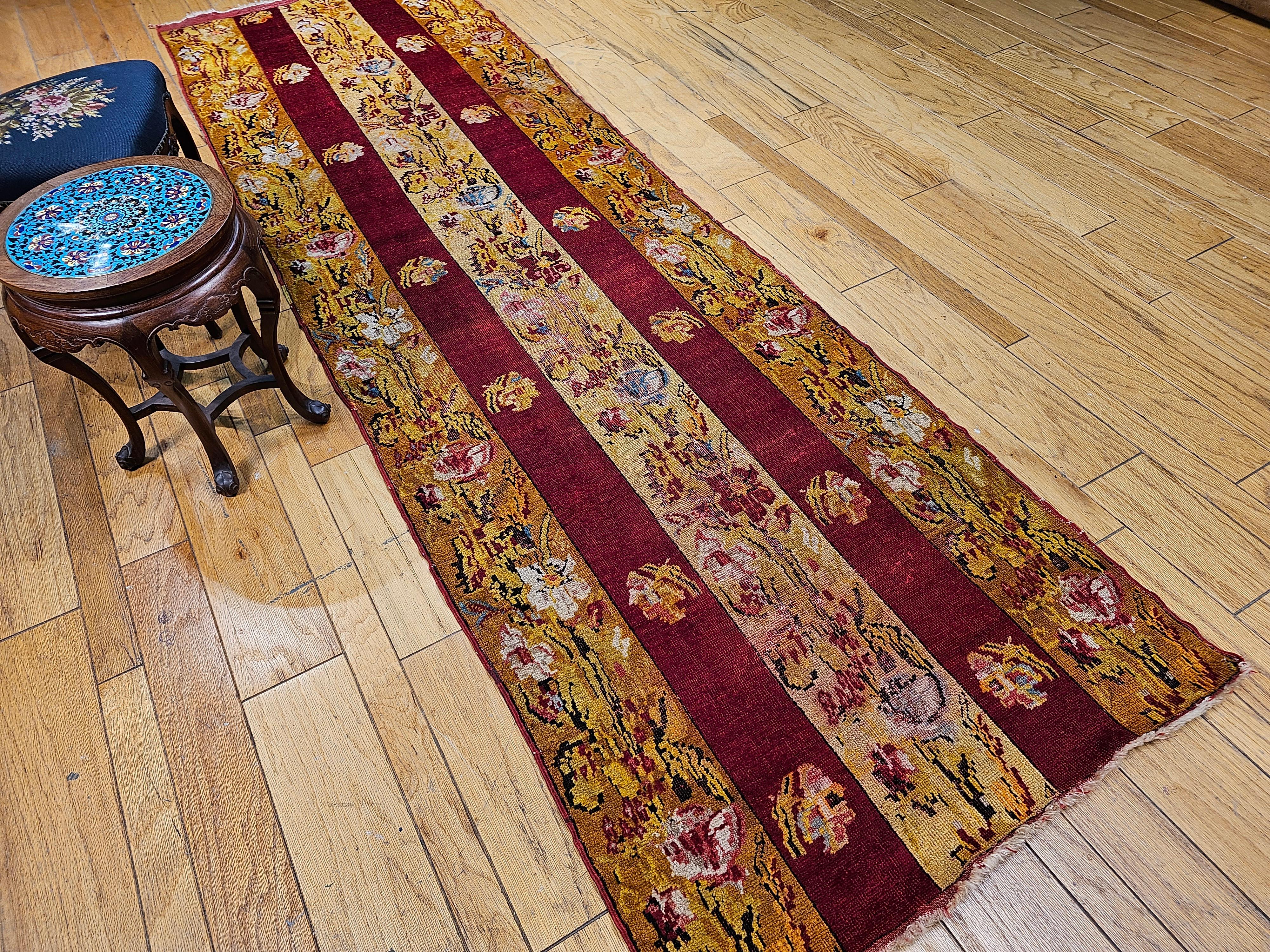 Runner Aubusson francese vintage con motivi floreali in giallo, rosso e turchese in vendita 4