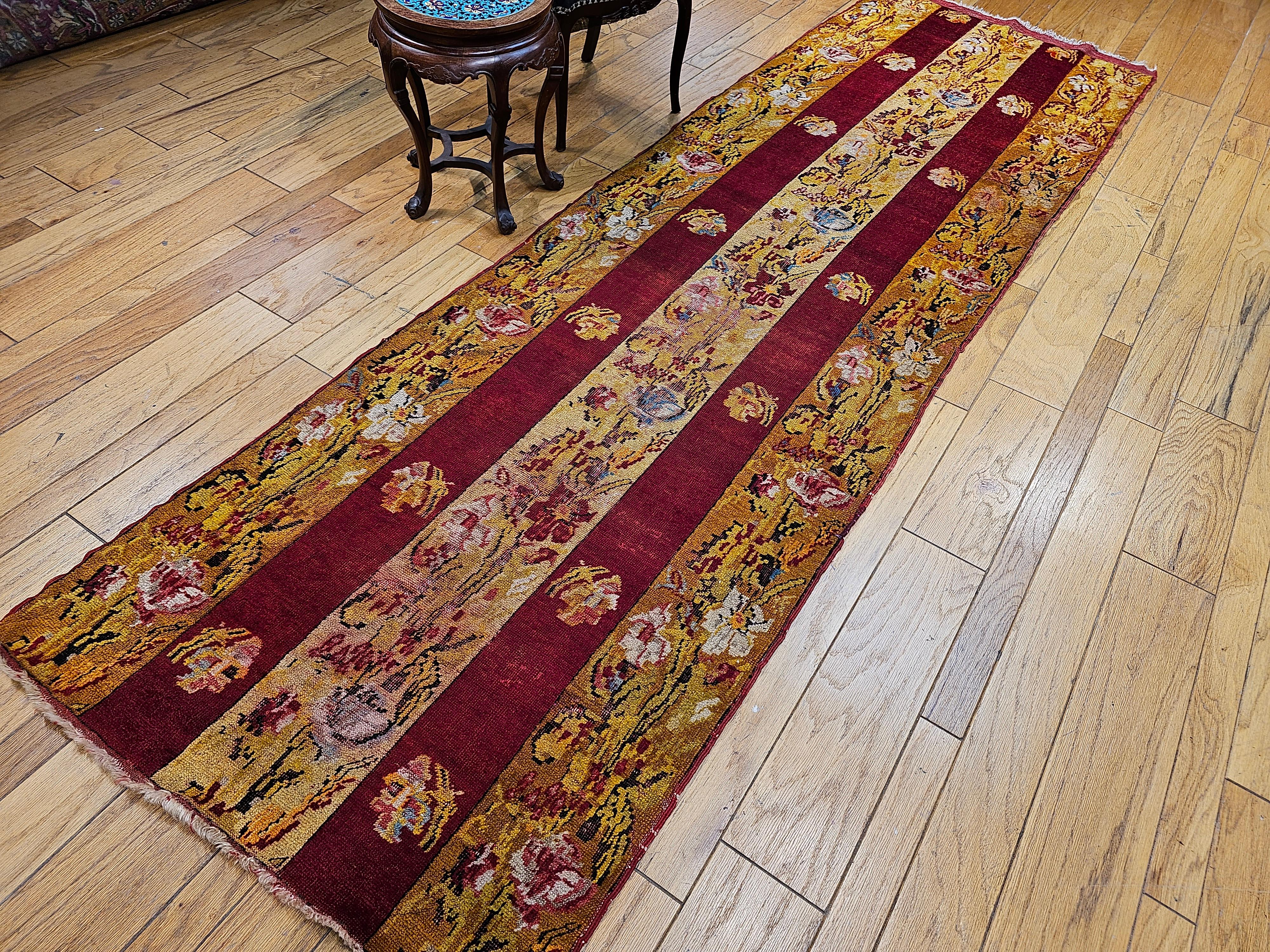 Runner Aubusson francese vintage con motivi floreali in giallo, rosso e turchese in vendita 5