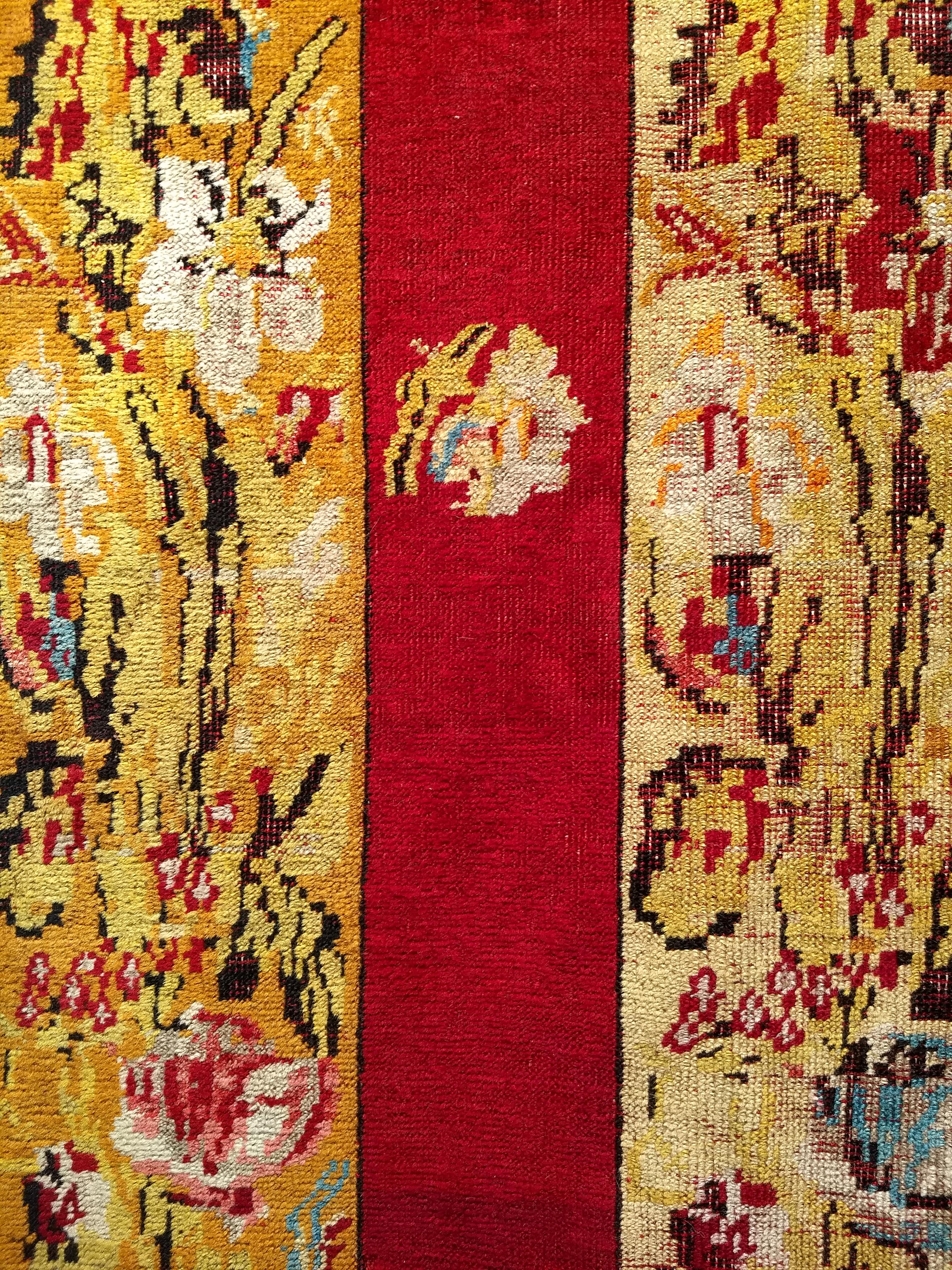 Runner Aubusson francese vintage con motivi floreali in giallo, rosso e turchese In condizioni buone in vendita a Barrington, IL