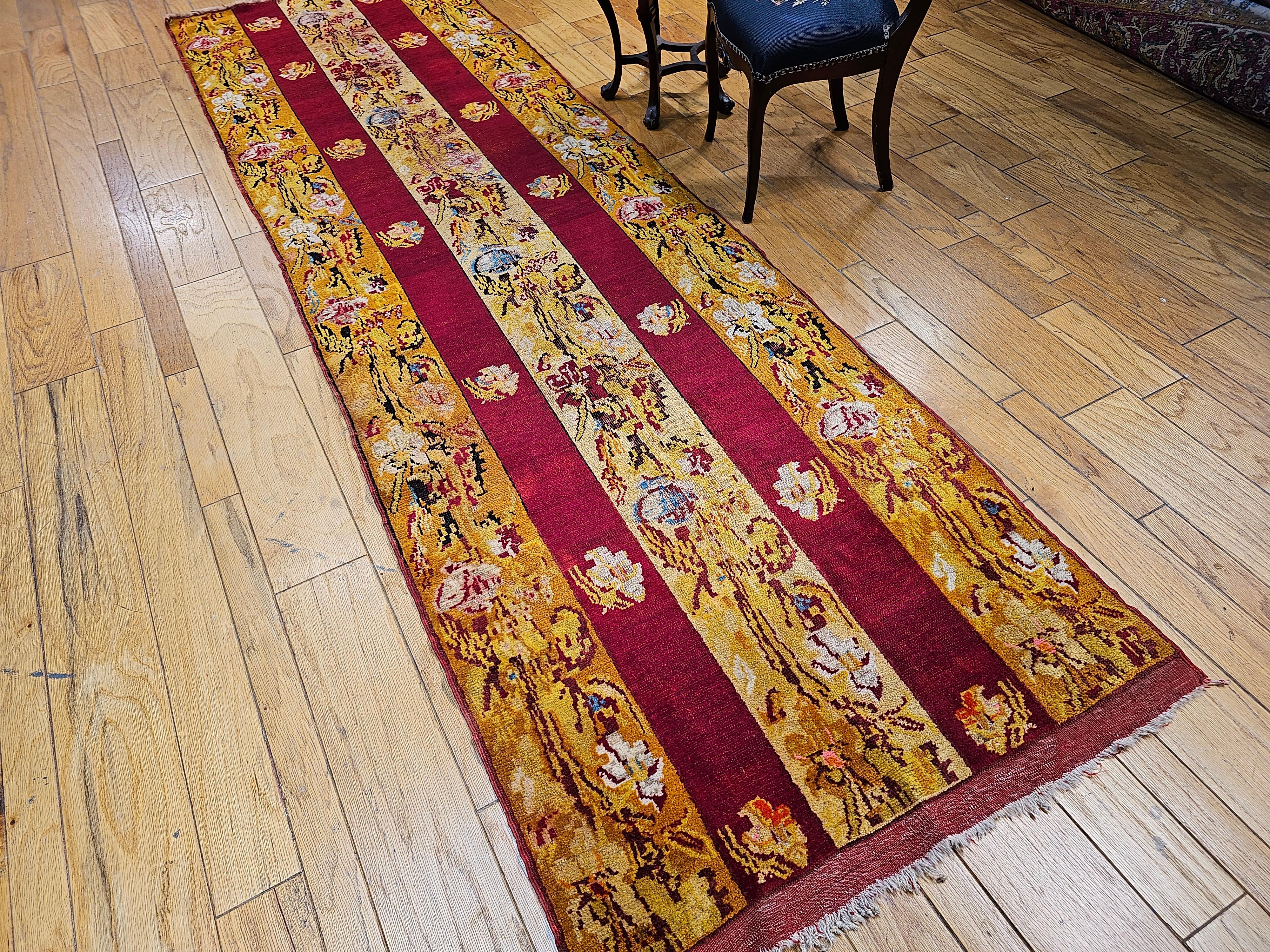 Tapis de couloir Aubusson français vintage à motif floral jaune, rouge, turquoise en vente 1