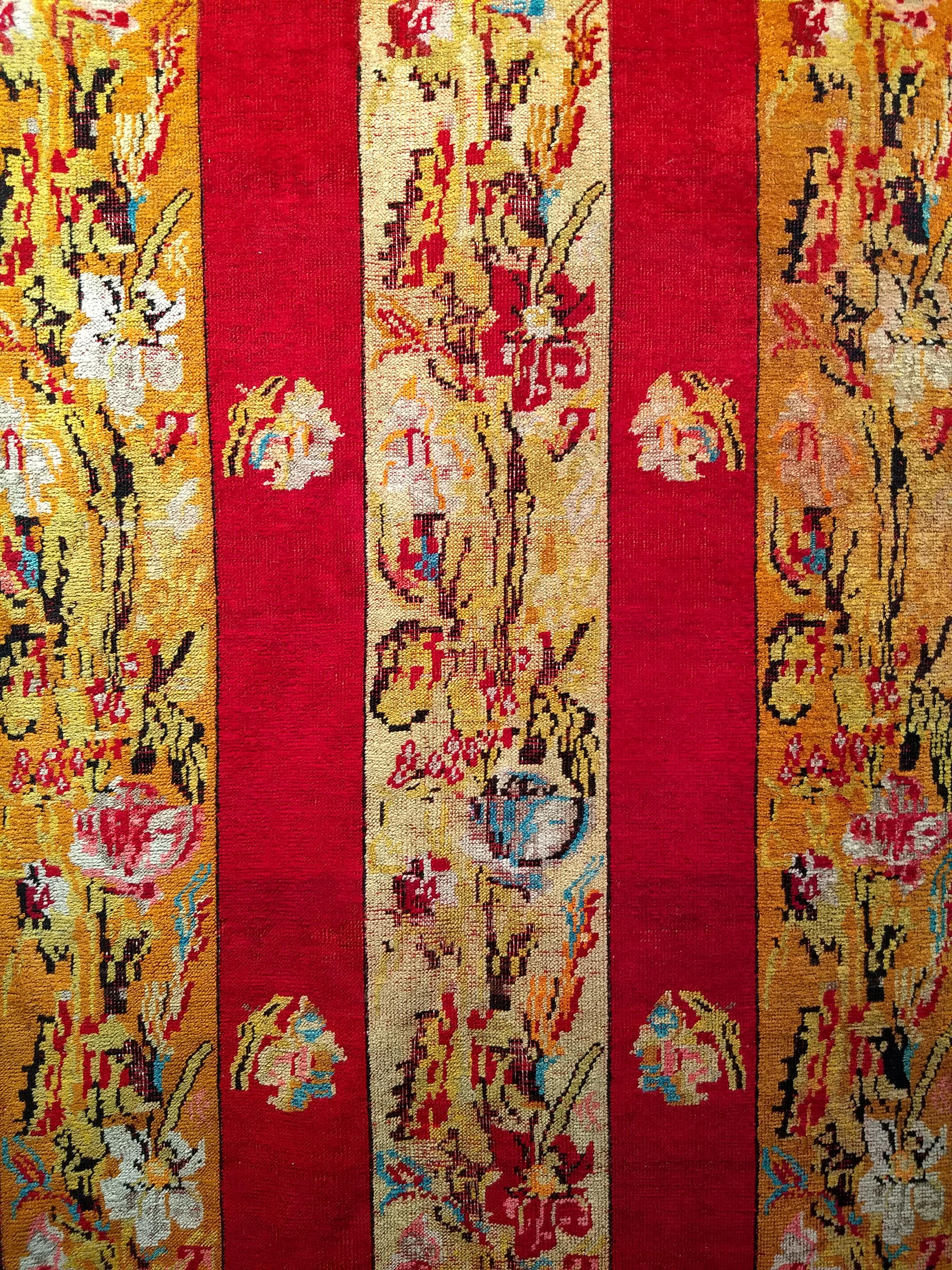 Vintage By Aubusson, chemin de table noué à la main vers le début des années 1900.  Le chemin de table d'Aubusson présente un motif floral classique sur un fond rouge brillant avec des motifs floraux en turquoise, rouge, rose, bleu, crème et