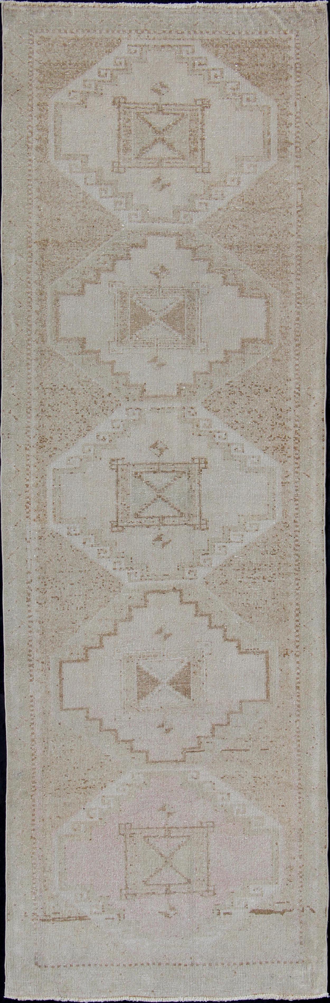 Runner Oushak turco vintage in beige sbiadito, taupe, con medaglioni 3'7 x 11'3 in vendita 1
