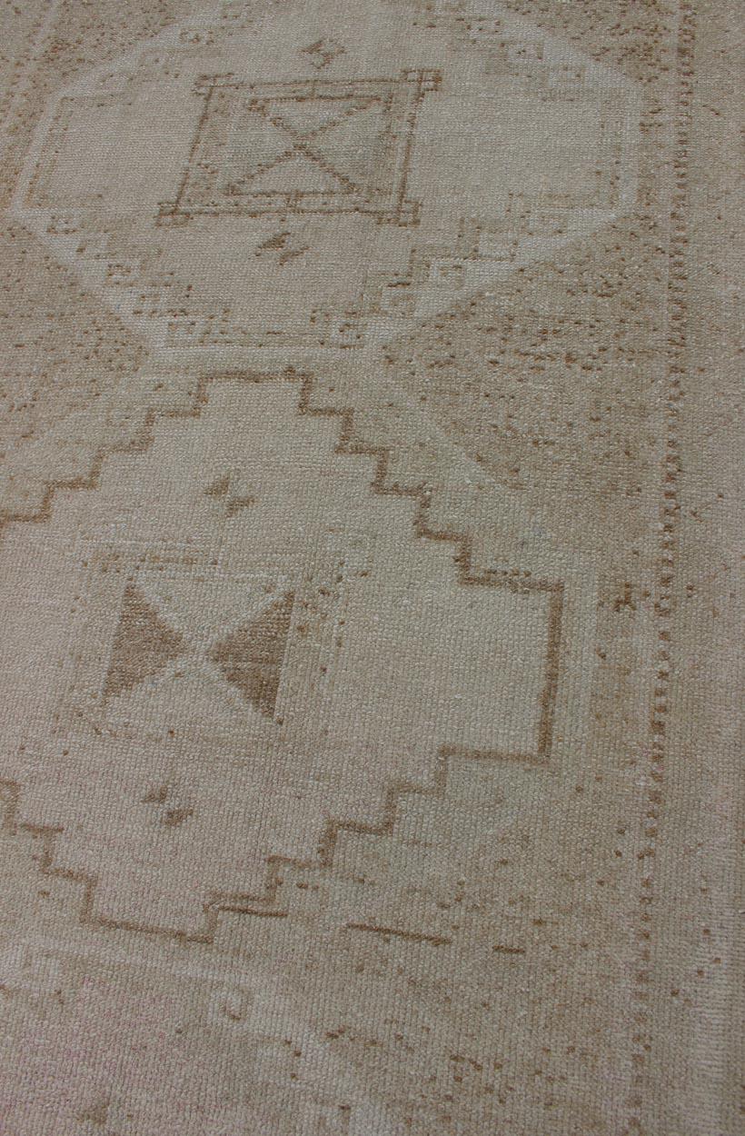 Vintage Turkish Oushak Läufer in verblasstem Beige, Taupe, mit Medaillons 3'7 x 11'3 (Türkisch) im Angebot