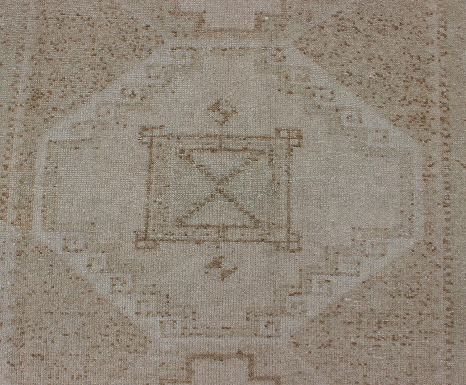 Vintage Turkish Oushak Läufer in verblasstem Beige, Taupe, mit Medaillons 3'7 x 11'3 (Handgeknüpft) im Angebot