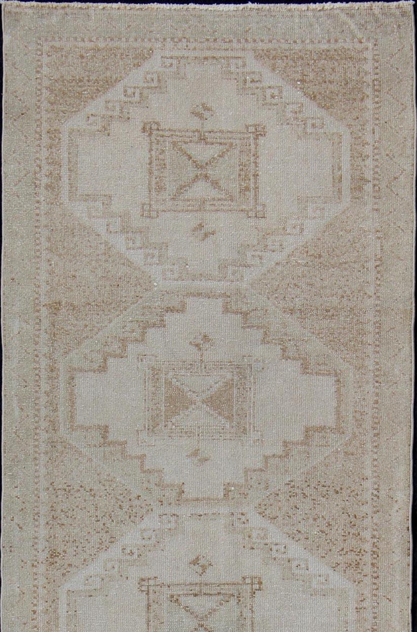 Vintage Turkish Oushak Läufer in verblasstem Beige, Taupe, mit Medaillons 3'7 x 11'3 (Wolle) im Angebot