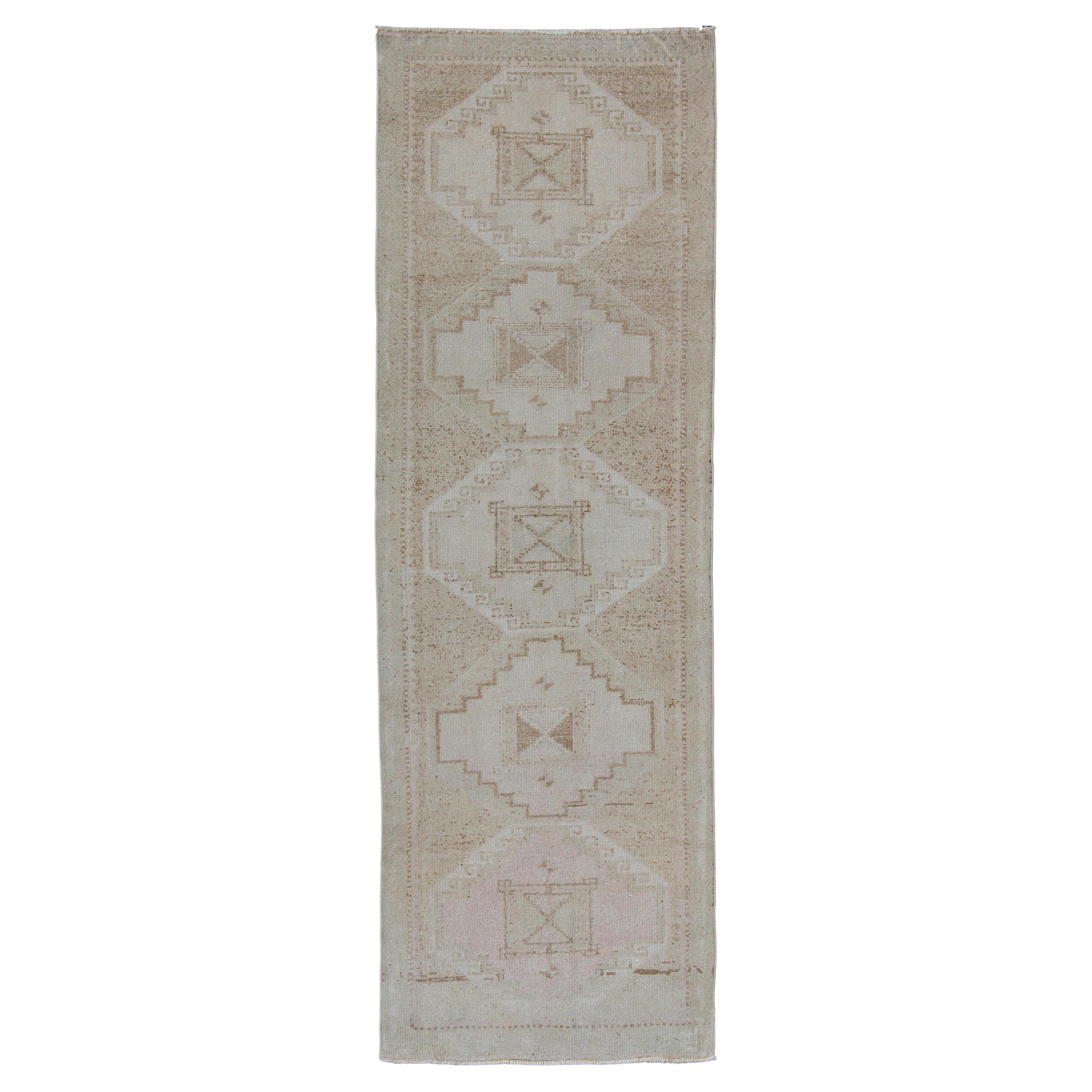 Vintage Turkish Oushak Läufer in verblasstem Beige, Taupe, mit Medaillons 3'7 x 11'3