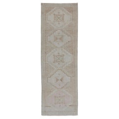 Vintage Turkish Oushak Läufer in verblasstem Beige, Taupe, mit Medaillons 3'7 x 11'3