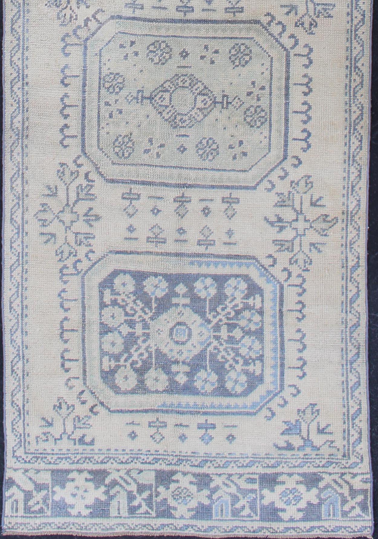 Oushak vintage rug from Turkey with medallion design, rug EN-179700, country of origin / type: Turkey / Oushak, circa 1940.

This vintage Turkish Oushak rug features a multi-medallion design flanked by floral motifs and an overall faded