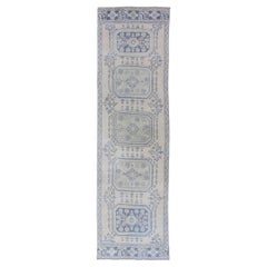 Tapis de couloir turc vintage Oushak en bleu délavé à fond neutre