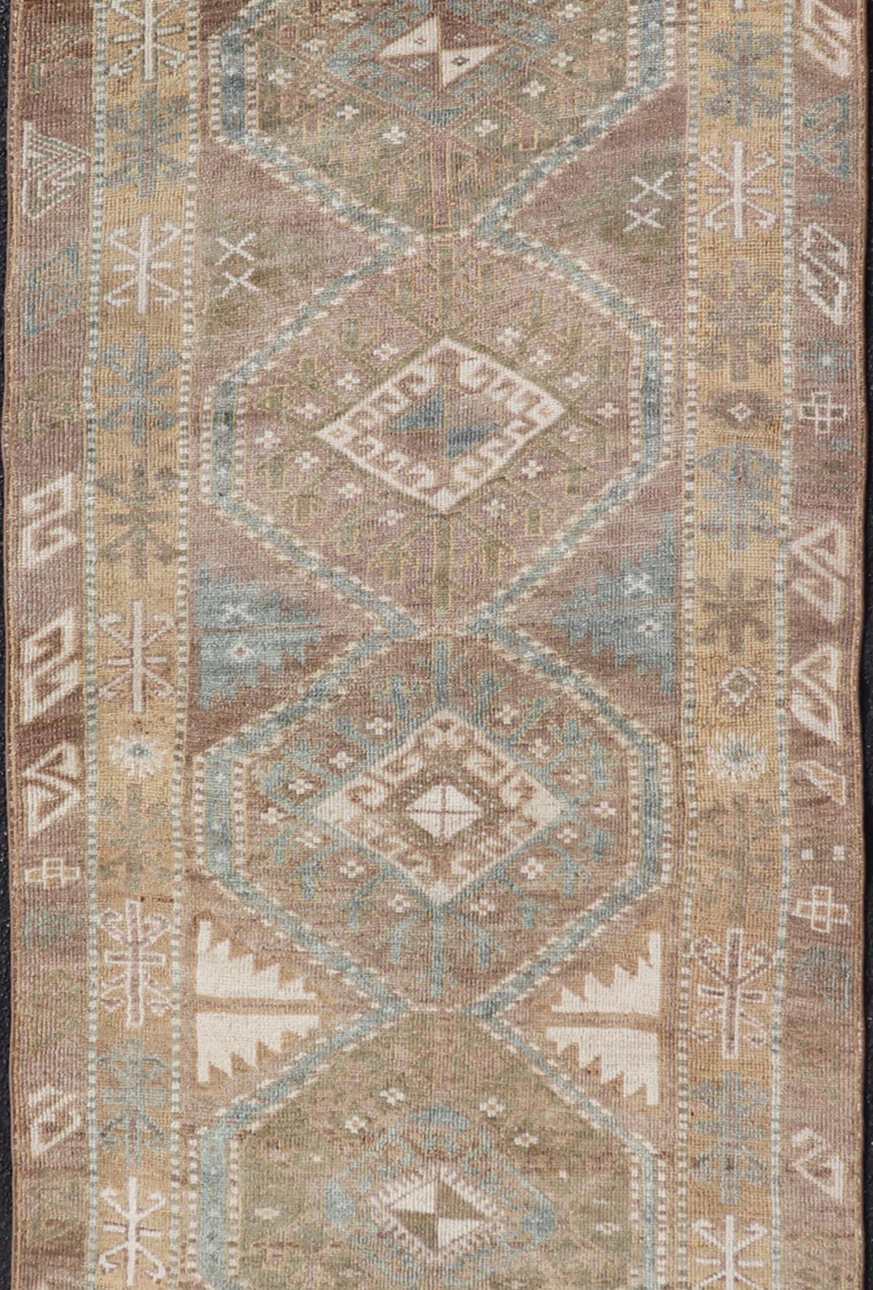 Misure: 3'7 x 10'8 
Antico runner turco in Oushak con medaglioni geometrici in tonalità terra 3'7 x 10'8.  Keivan Woven Arts / Tappeto / TU-MTU-5055 Paese d'origine / tipo: Turchia / Oushak. 
Questo runner in Oushak turco antico è caratterizzato da