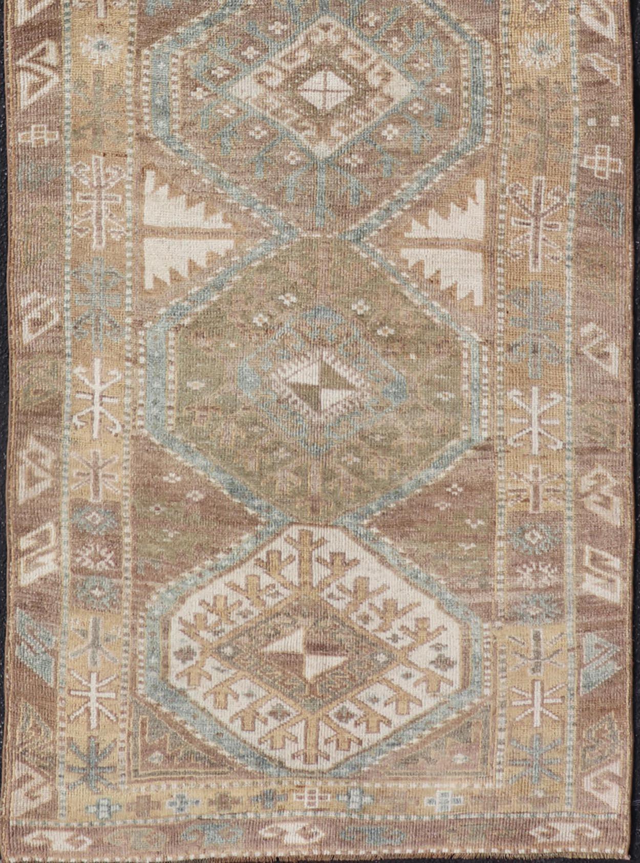 Turco Runner Oushak turco vintage con medaglioni geometrici in tonalità terra 3'7 x 10'8 in vendita