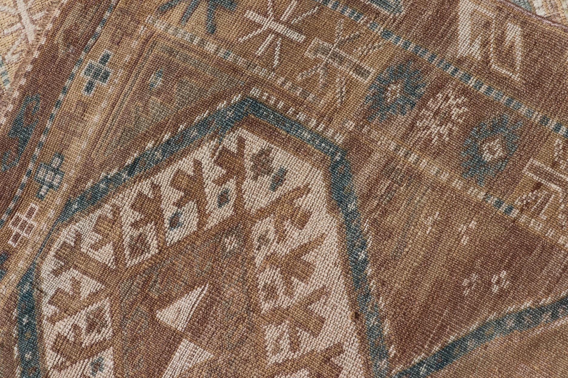 Annodato a mano Runner Oushak turco vintage con medaglioni geometrici in tonalità terra 3'7 x 10'8 in vendita