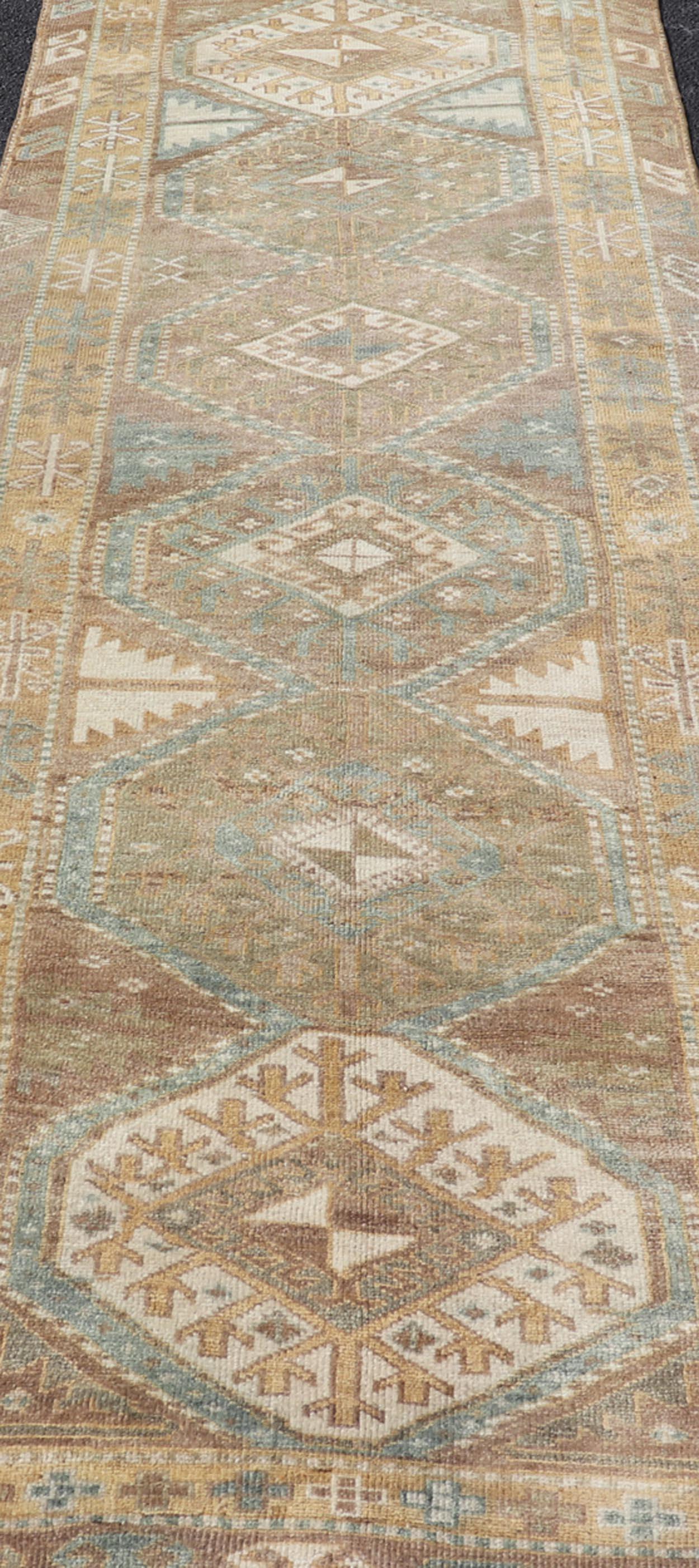 XX secolo Runner Oushak turco vintage con medaglioni geometrici in tonalità terra 3'7 x 10'8 in vendita
