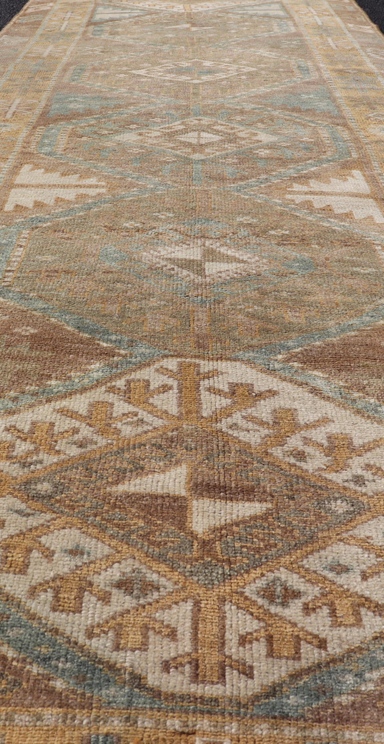 Lana Runner Oushak turco vintage con medaglioni geometrici in tonalità terra 3'7 x 10'8 in vendita
