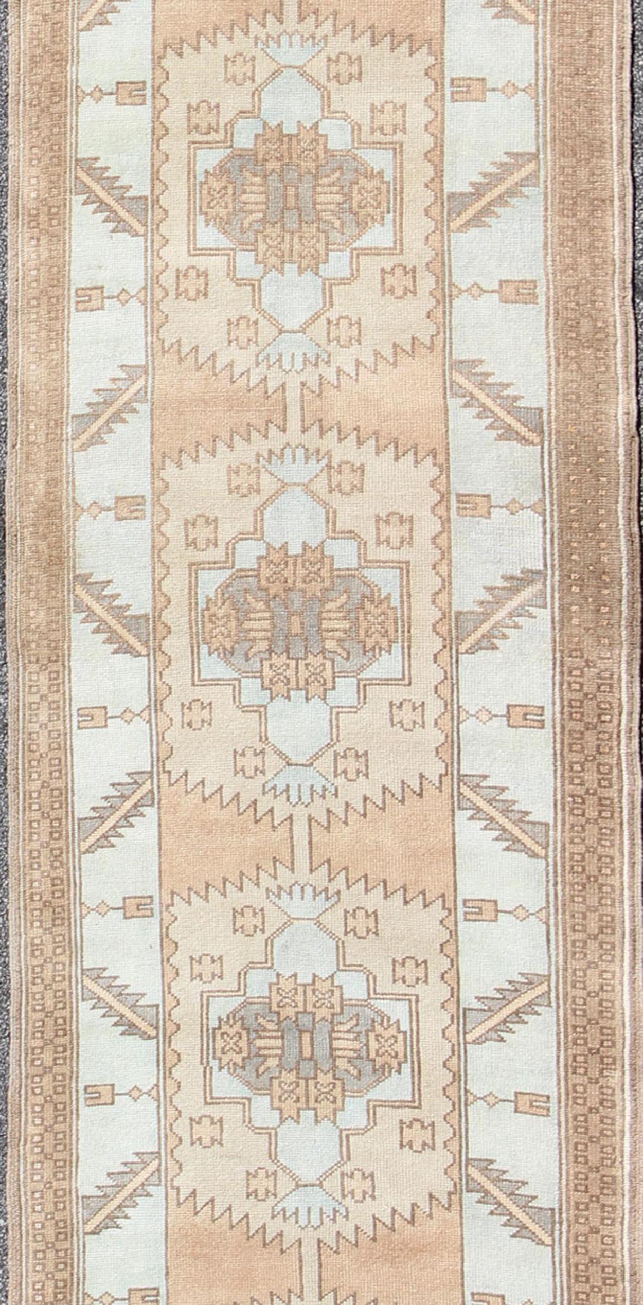 Maße: 3'4 x 13'2 
Vintage Turkish Oushak Läufer in Hellblau, Warm Beige und Taupe 3'4 x 13'2.  Keivan Woven Arts / Teppich /EN-165724, Herkunftsland / Art: Türkei / Oushak, um 1940.

Türkischer Oushak-Läufer im Vintage-Stil mit einem sanften