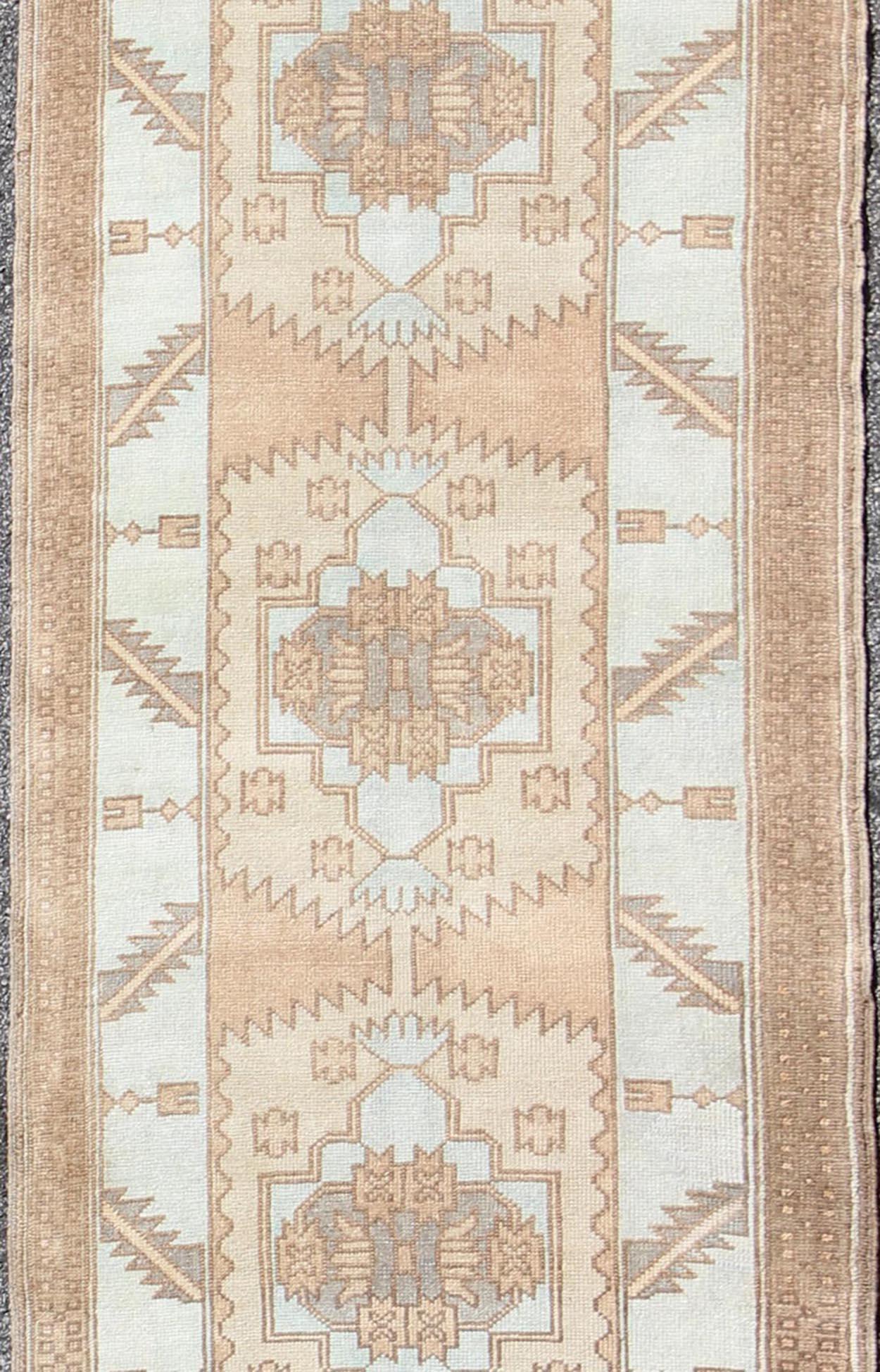 Vintage Türkisch Oushak Läufer in Hellblau, Warm Beige und Taupe 3'4 x 13'2 (20. Jahrhundert) im Angebot