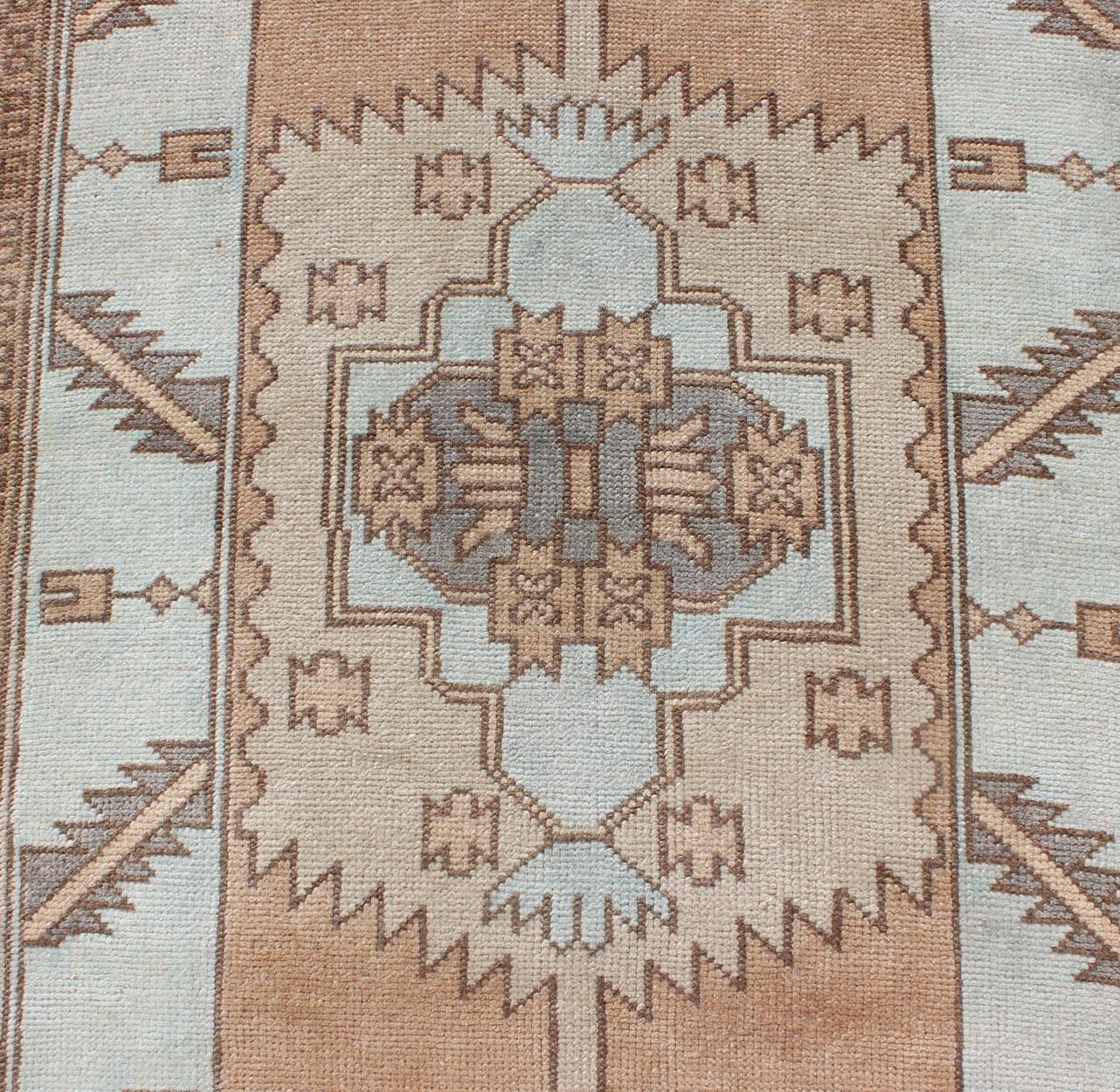 Vintage Türkisch Oushak Läufer in Hellblau, Warm Beige und Taupe 3'4 x 13'2 (Wolle) im Angebot
