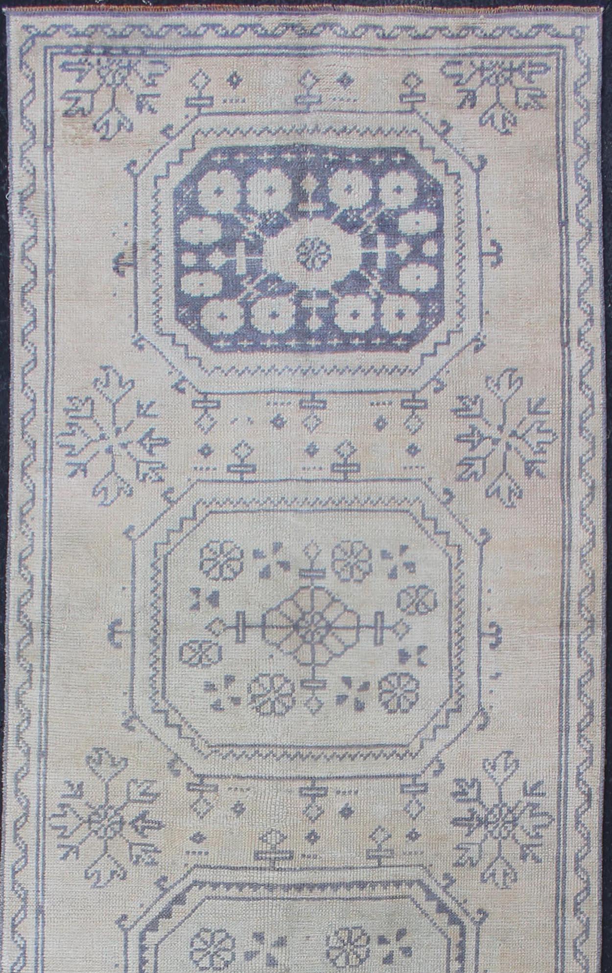 Oushak vintage rug from Turkey with medallion Geometric design, rug EN-179680, country of origin / type: Turkey / Oushak, circa 1940.

This vintage Turkish Oushak rug features a multi-medallion design flanked by floral motifs and an overall faded,