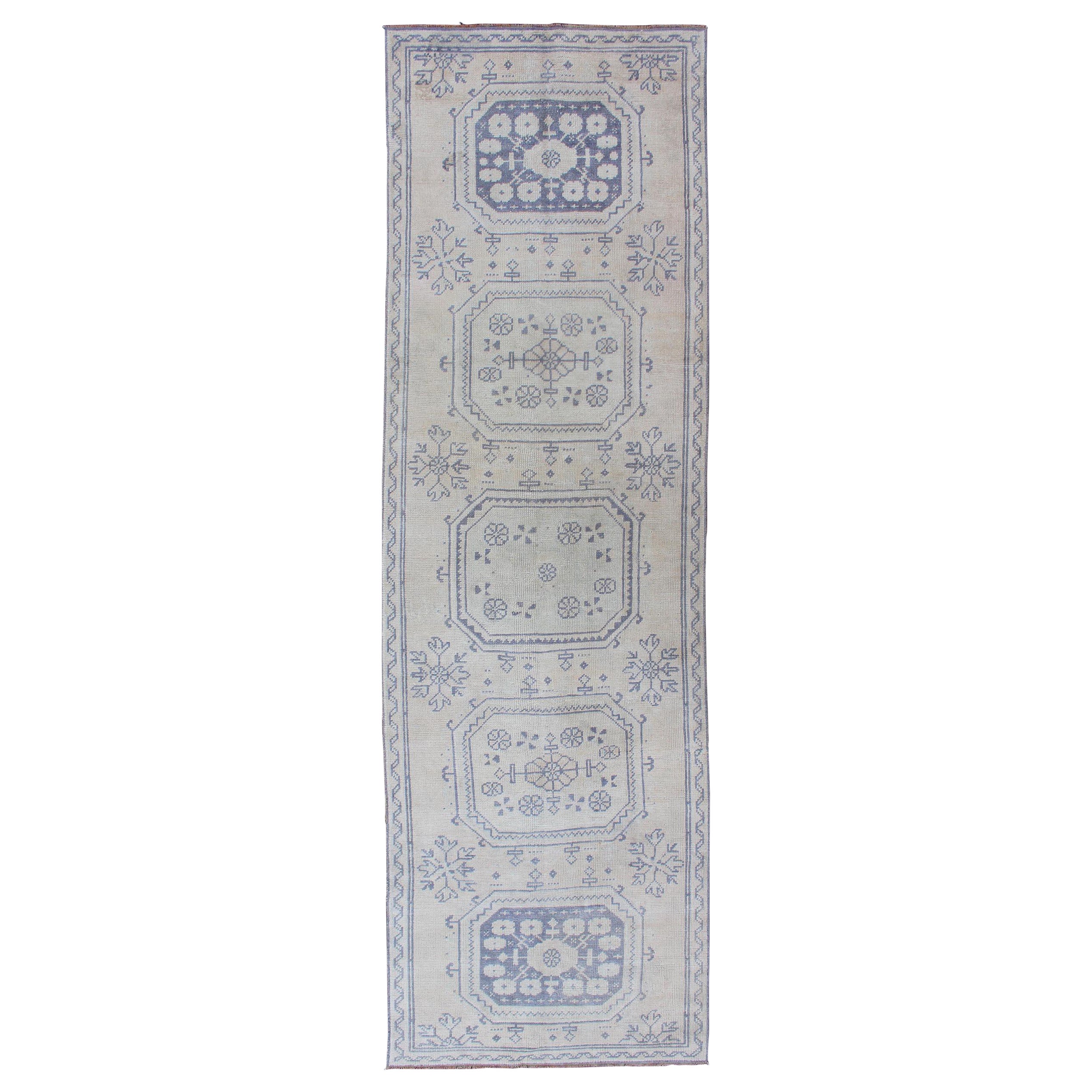 Runner turco vintage in Oushak di colore blu medio, blu scuro. Sfondo blu e marrone