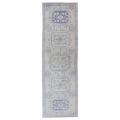 Runner turco vintage in Oushak di colore blu medio, blu scuro. Sfondo blu e marrone