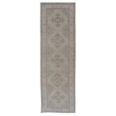 Tapis de couloir turc Oushak vintage dans les tons neutres, taupe, gris vert, jaune