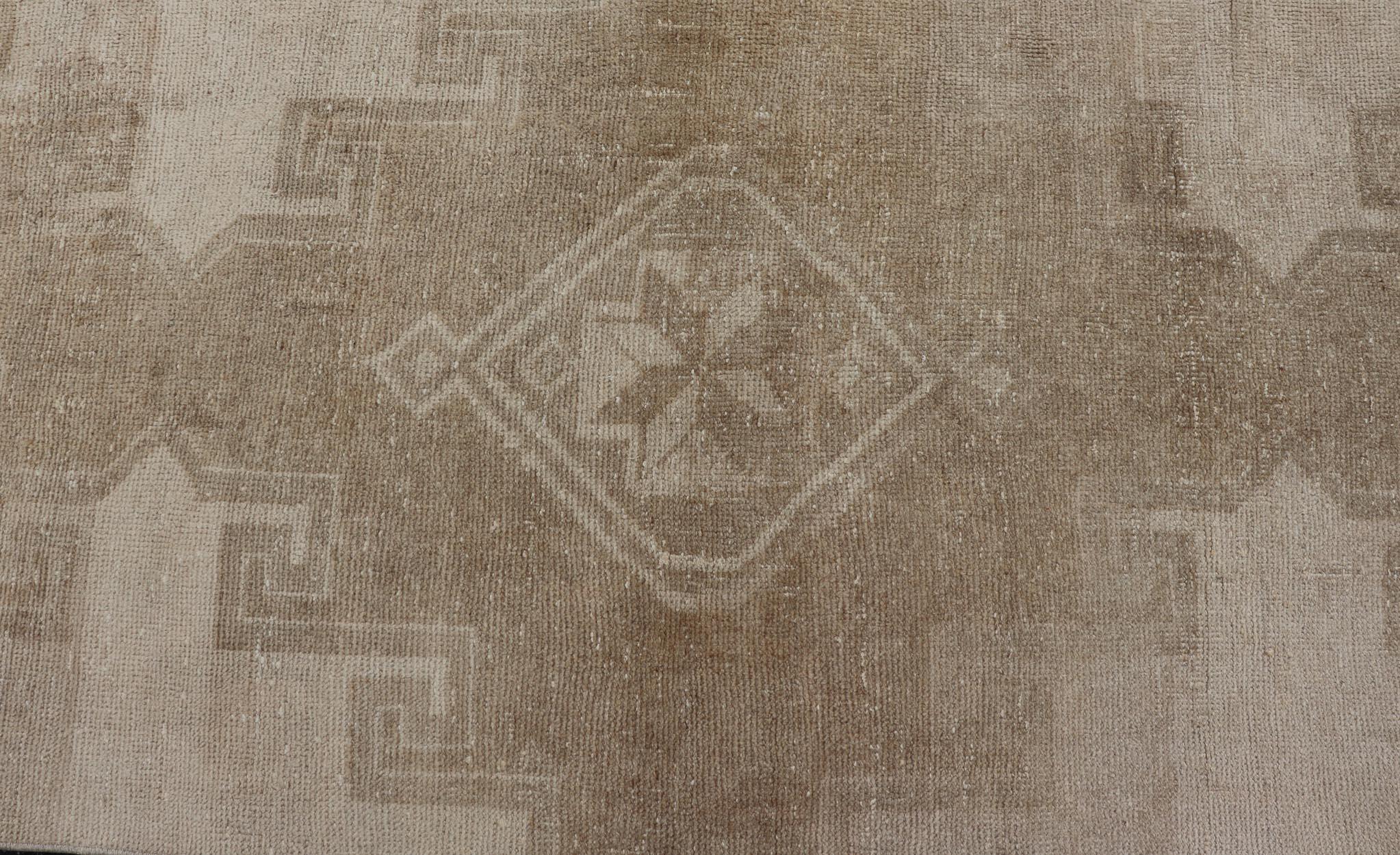 Maße: 3'0 x 11'6 
Vintage Turkish Oushak Läufer in neutralen Tönen mit Medaillons 3'0 x 11'6.
Keivan Woven Arts / Teppich / EN-15864 Herkunftsland / Art: Türkei / Oushak 

Dieser türkische Oushak-Läufer steht mit seiner weichen, neutralen Farbgebung