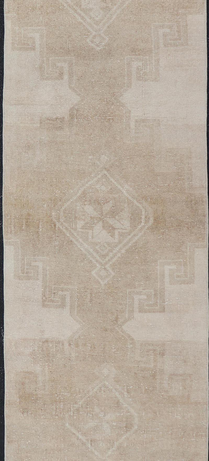 Vintage Turkish Oushak Runner in Neutral Tones With Medallion's 3'0 x 11'6 In Good Condition For Sale In Atlanta, GA