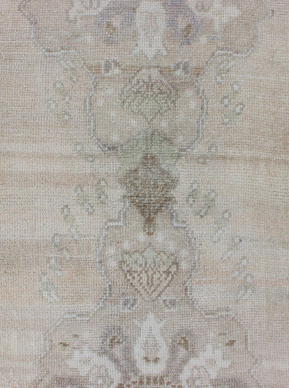 Maße: 2'5 x 7'7 
Vintage Turkish Oushak Läufer in Sand, Soft Taupe, und verblasst Elfenbein 2'5 x 7'7. Keivan Woven Arts / Teppich /TU-ALK-4868, Herkunftsland / Art: Türkei / Oushak, um 1940.

Dieser türkische Oushak-Läufer im Vintage-Stil