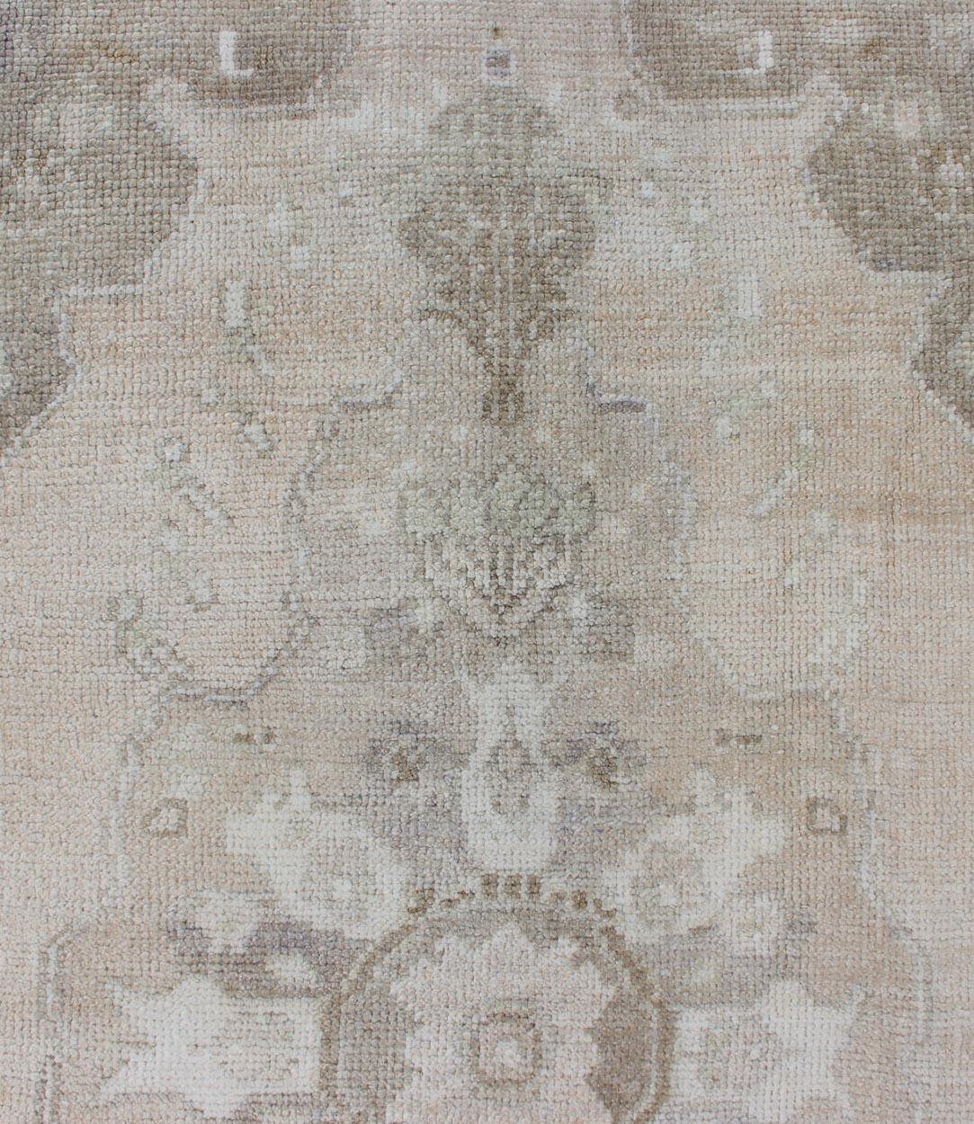 Vintage Turkish Oushak Läufer in Sand, Soft Taupe, und verblasst Elfenbein 2'5 x 7'7 (Türkisch) im Angebot