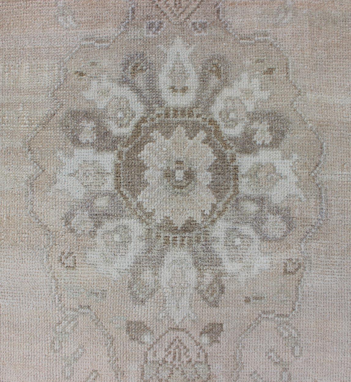 Vintage Turkish Oushak Läufer in Sand, Soft Taupe, und verblasst Elfenbein 2'5 x 7'7 (Handgeknüpft) im Angebot