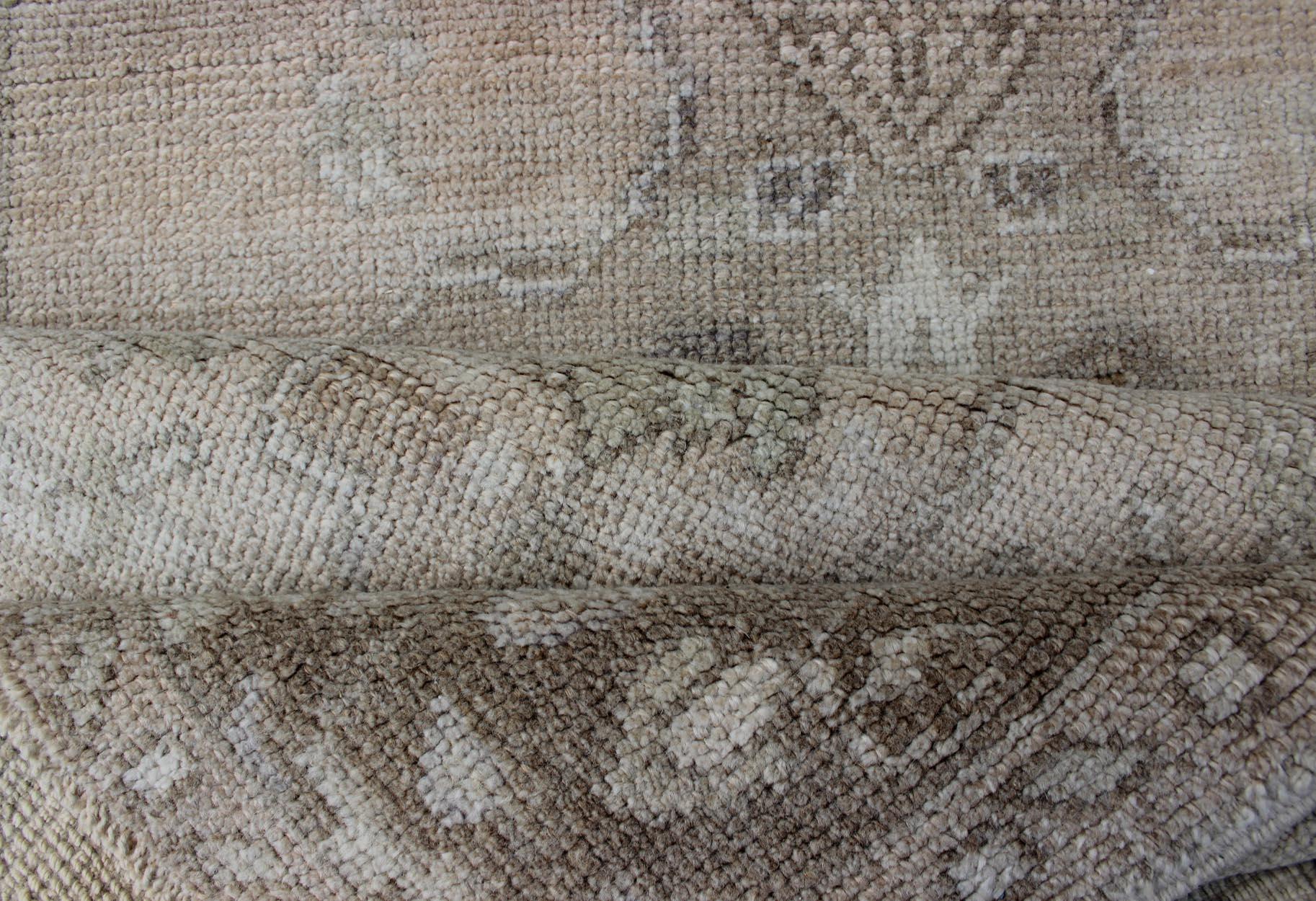 Vintage Turkish Oushak Läufer in Sand, Soft Taupe, und verblasst Elfenbein 2'5 x 7'7 im Zustand „Gut“ im Angebot in Atlanta, GA