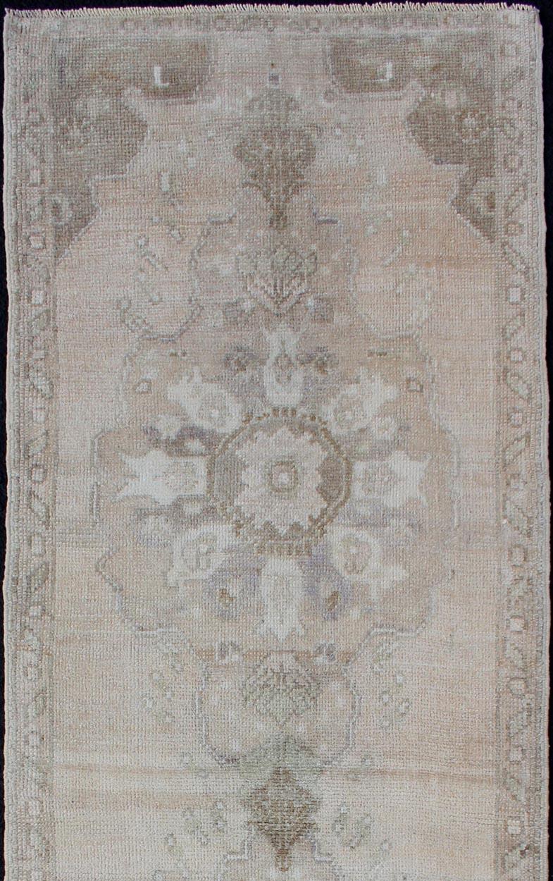 Vintage Turkish Oushak Läufer in Sand, Soft Taupe, und verblasst Elfenbein 2'5 x 7'7 (20. Jahrhundert) im Angebot