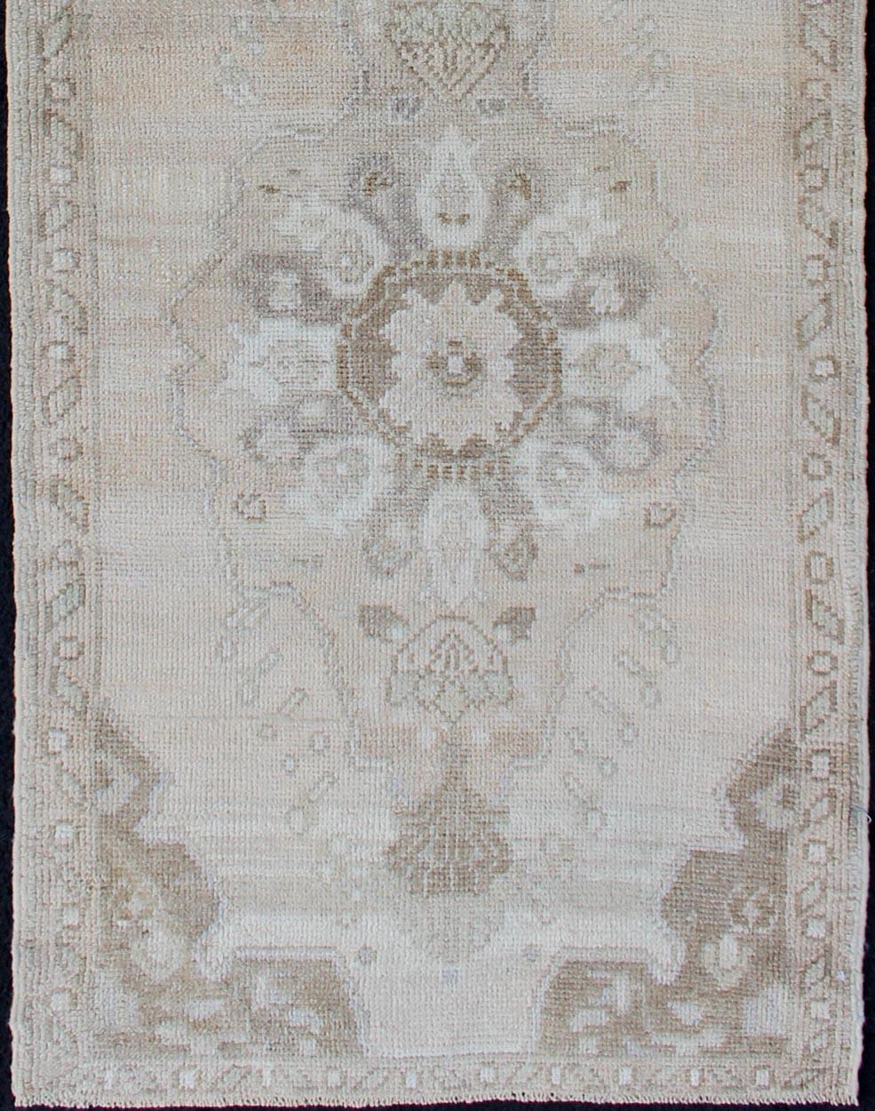 Vintage Turkish Oushak Läufer in Sand, Soft Taupe, und verblasst Elfenbein 2'5 x 7'7 im Angebot 1