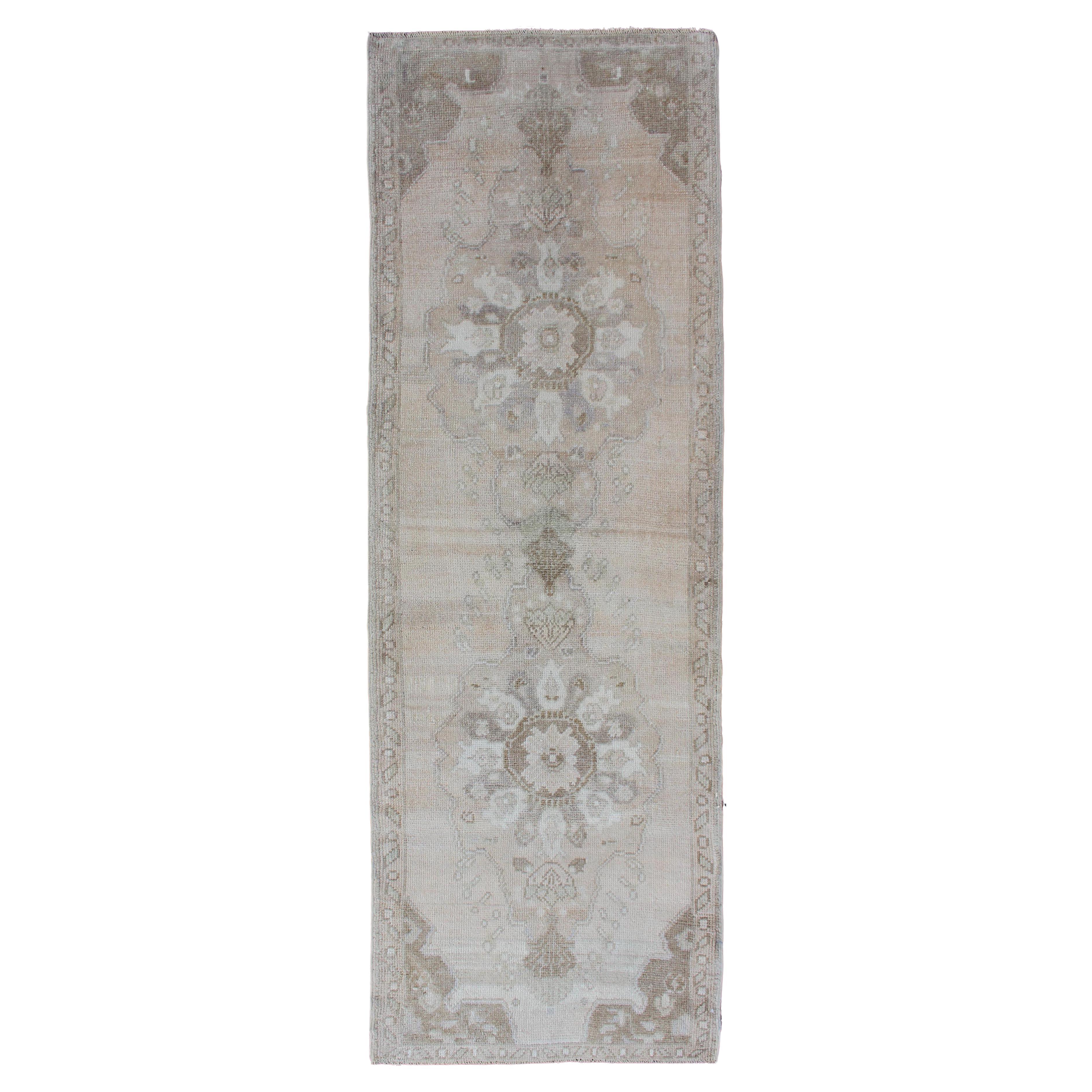 Vintage Turkish Oushak Läufer in Sand, Soft Taupe, und verblasst Elfenbein 2'5 x 7'7 im Angebot