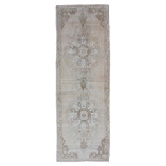 Vintage Turkish Oushak Läufer in Sand, Soft Taupe, und verblasst Elfenbein 2'5 x 7'7