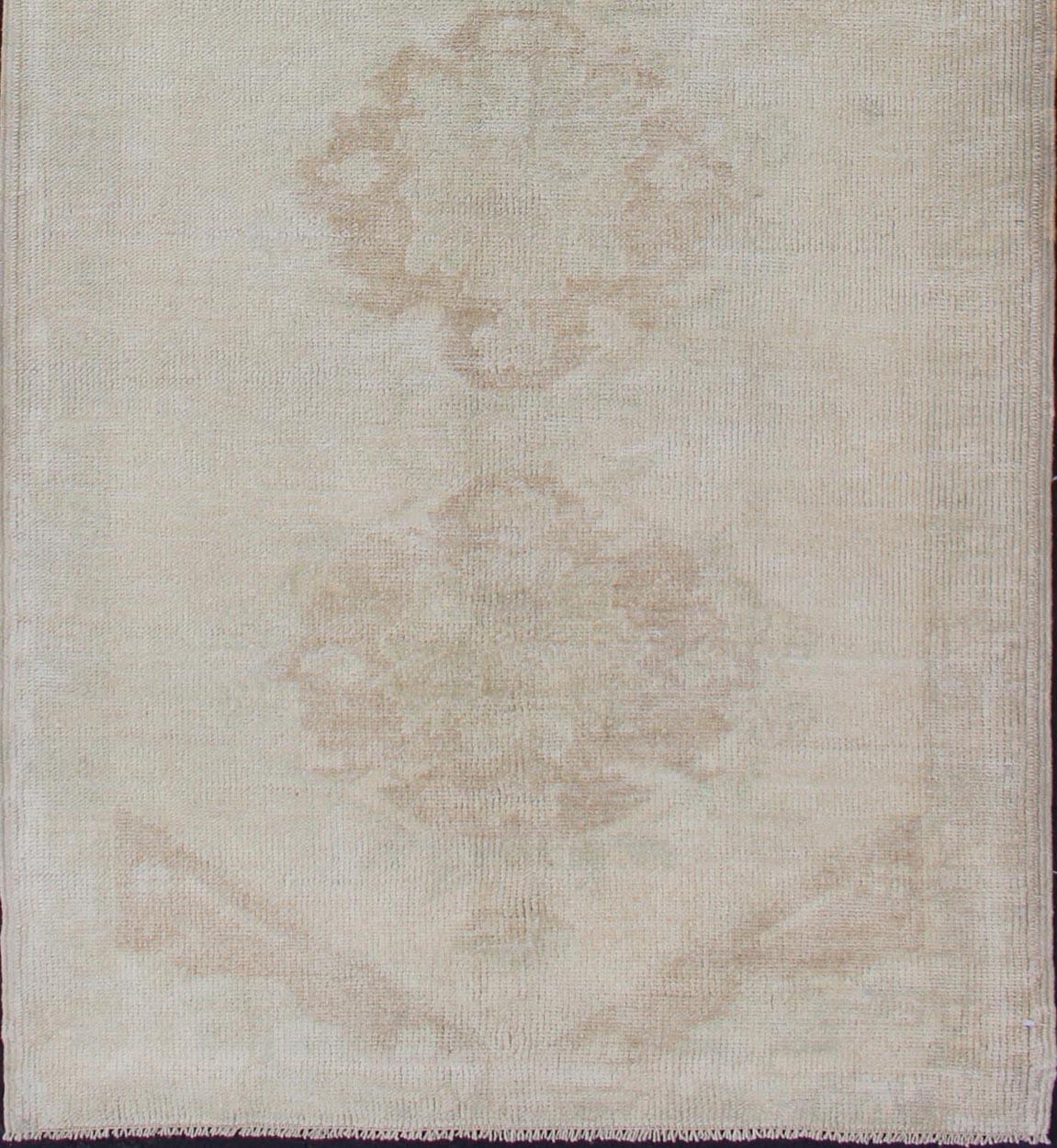 Maße: 3'0 x 8'4 
Vintage Turkish Oushak Runner in Soft Beige und Faded Sand Tones 3'0 x 8'4.Keivan Woven Arts / Rug /EN-142677, Herkunftsland / Typ: Türkei / Oushak, um 1950.

Dieser türkische Oushak-Läufer im Vintage-Stil zeichnet sich durch eine