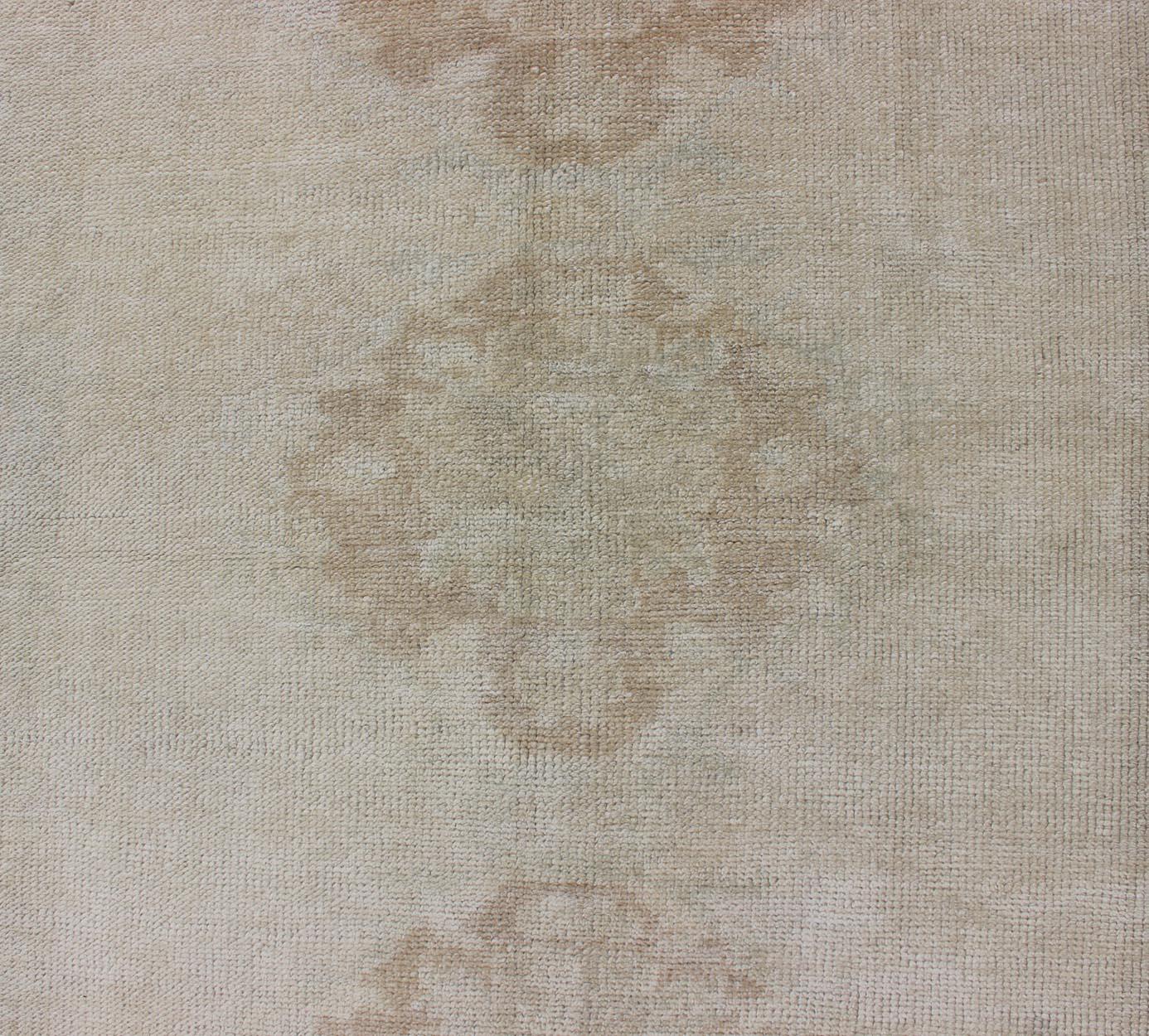 Vintage Türkisch Oushak Läufer in weichen Beige und verblasst Sand Töne 3'0 x 8'4 (Handgeknüpft) im Angebot