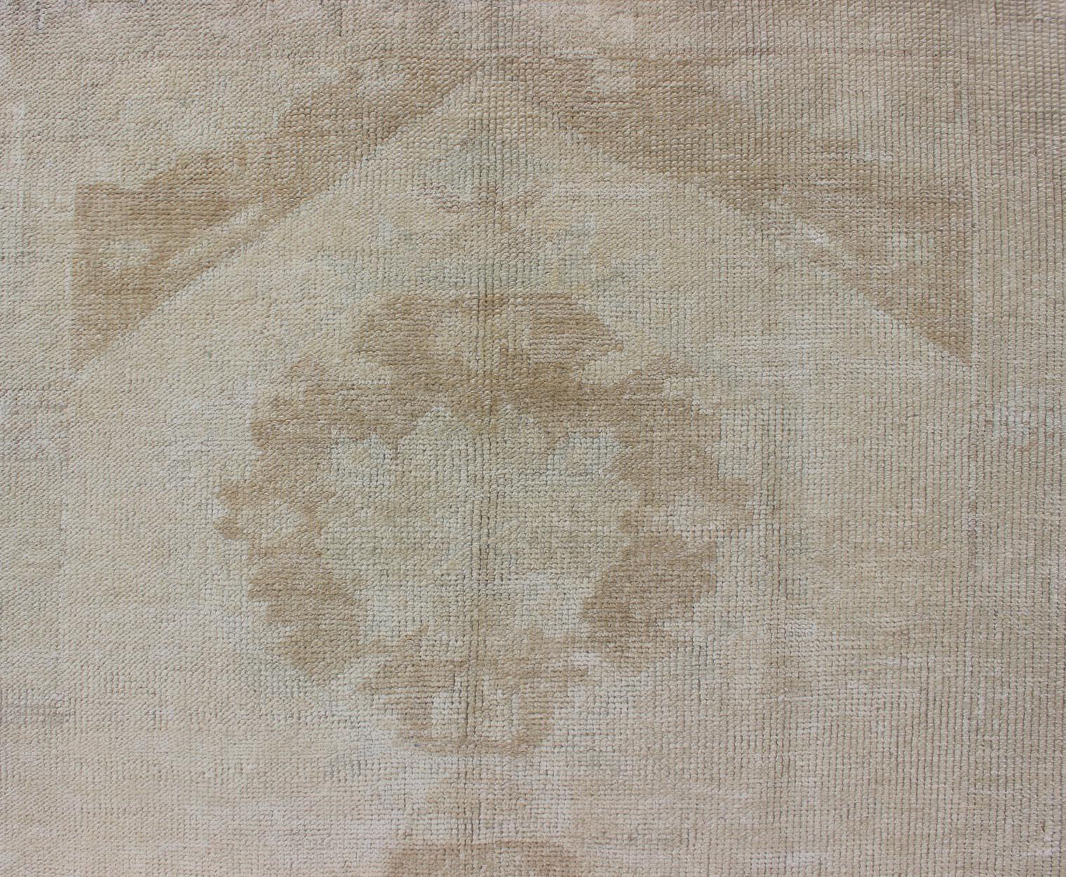 Vintage Türkisch Oushak Läufer in weichen Beige und verblasst Sand Töne 3'0 x 8'4 im Zustand „Gut“ im Angebot in Atlanta, GA