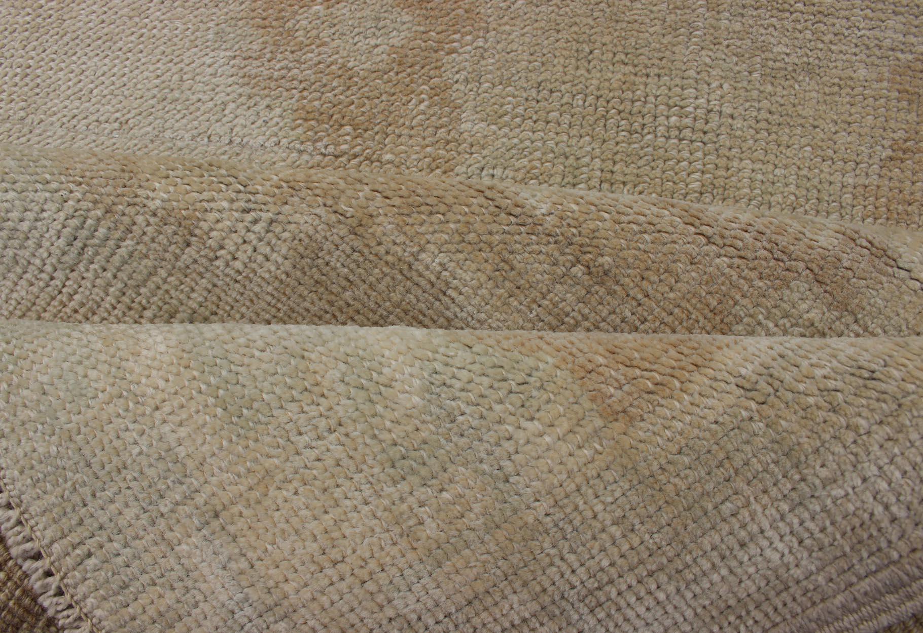 Vintage Türkisch Oushak Läufer in weichen Beige und verblasst Sand Töne 3'0 x 8'4 (20. Jahrhundert) im Angebot