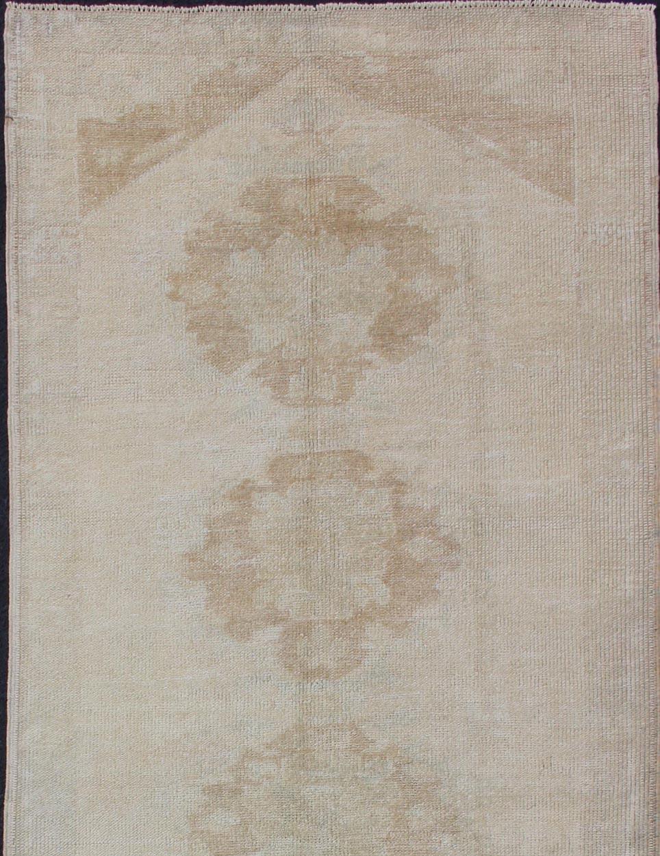 Vintage Türkisch Oushak Läufer in weichen Beige und verblasst Sand Töne 3'0 x 8'4 (Wolle) im Angebot