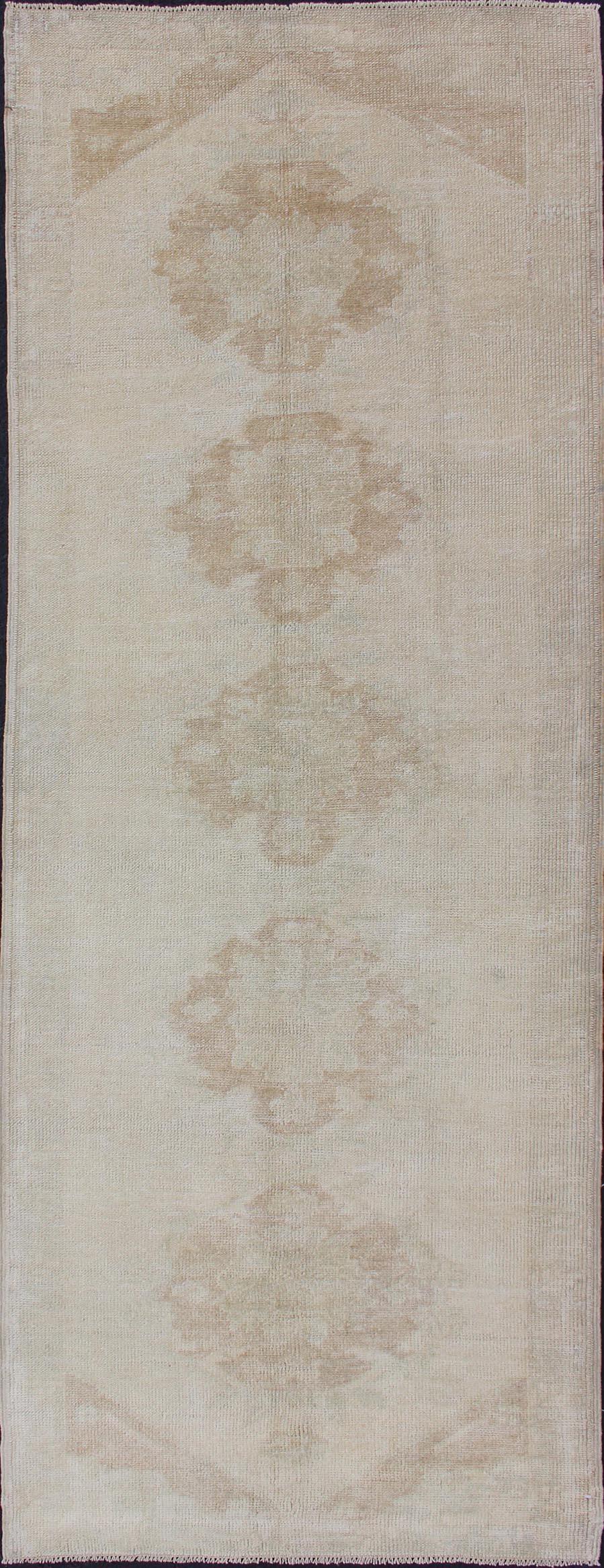 Vintage Türkisch Oushak Läufer in weichen Beige und verblasst Sand Töne 3'0 x 8'4 im Angebot