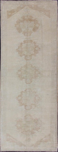Runner in Oushak turco vintage nei toni del beige e del sabbia sbiadito 3'0 x 8'4