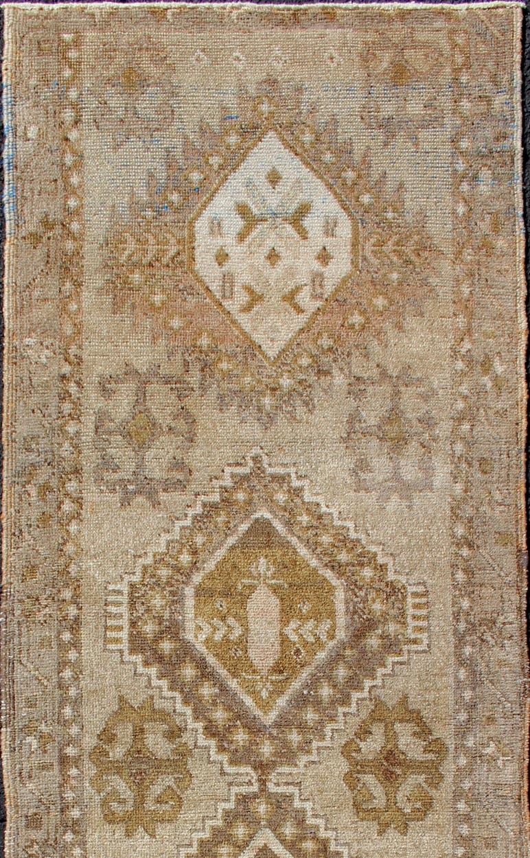 Maße: 2'5 x 7'9 
Vintage Turkish Oushak Läufer in weichem Beige, warmem Sand und gedämpftem Gold 2'5 x 7'9. Keivan Woven Arts / Teppich /TU-ALK-4876, Herkunftsland / Typ: Türkei / Oushak, um 1940.

Dieser türkische Oushak-Läufer im Vintage-Stil