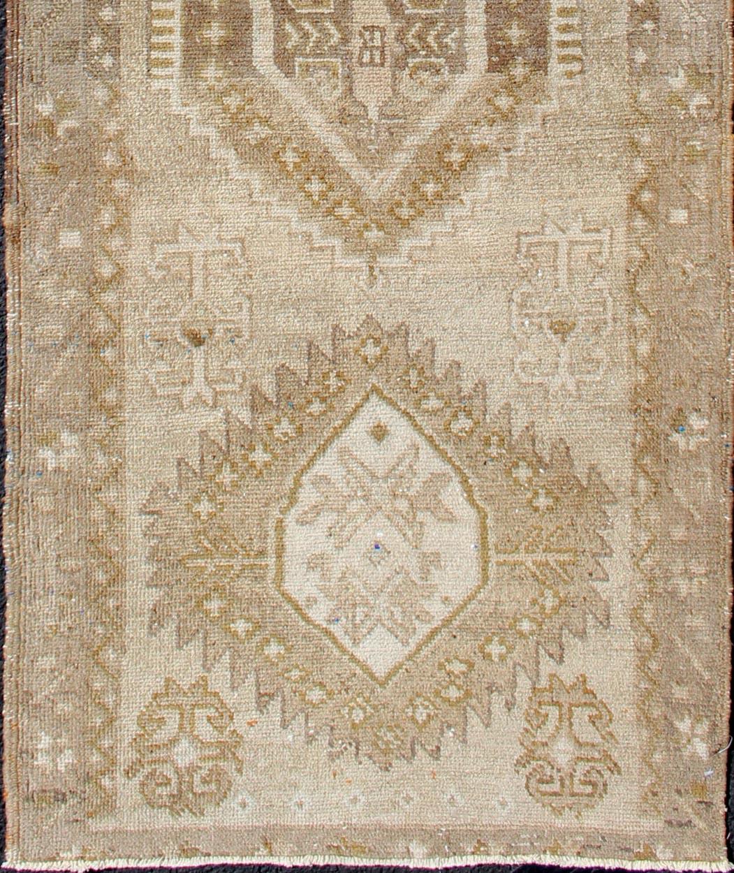 Türkischer Vintage Oushak Läufer in weichem Beige, warmem Sand und gedämpftem Gold 2'5 x 7'9 (Handgeknüpft) im Angebot