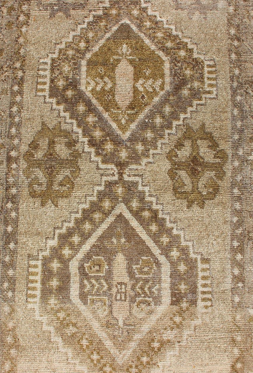 Türkischer Vintage Oushak Läufer in weichem Beige, warmem Sand und gedämpftem Gold 2'5 x 7'9 im Zustand „Gut“ im Angebot in Atlanta, GA