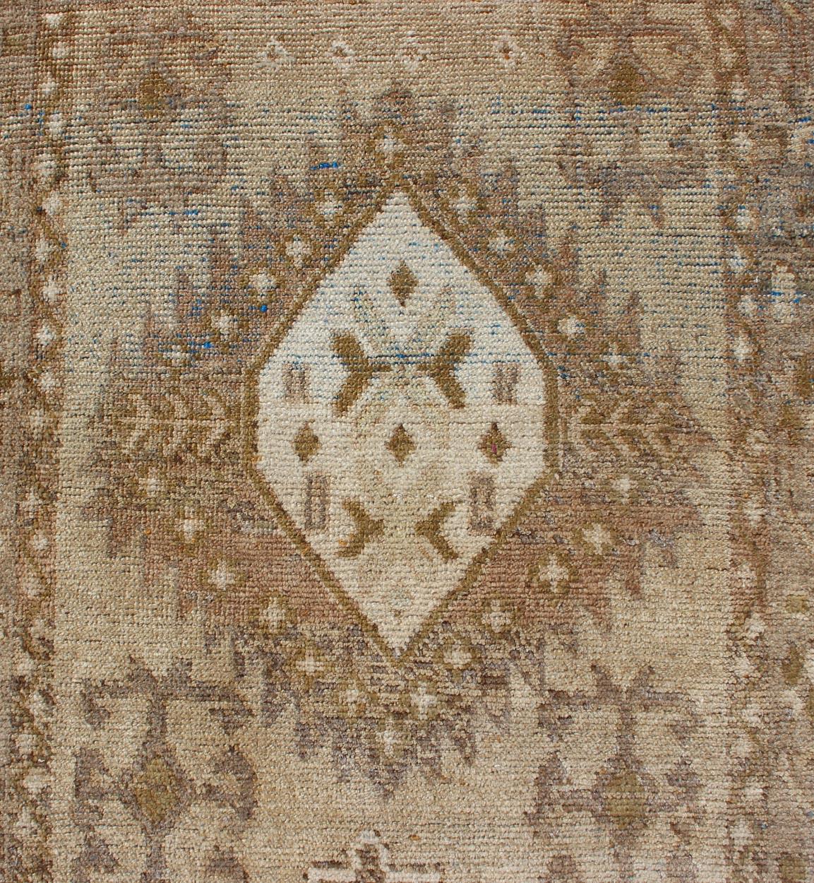 Türkischer Vintage Oushak Läufer in weichem Beige, warmem Sand und gedämpftem Gold 2'5 x 7'9 (20. Jahrhundert) im Angebot