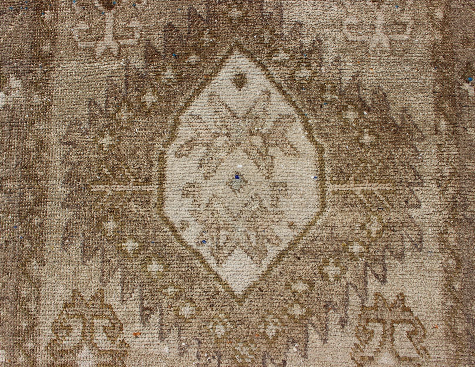 Türkischer Vintage Oushak Läufer in weichem Beige, warmem Sand und gedämpftem Gold 2'5 x 7'9 (Wolle) im Angebot