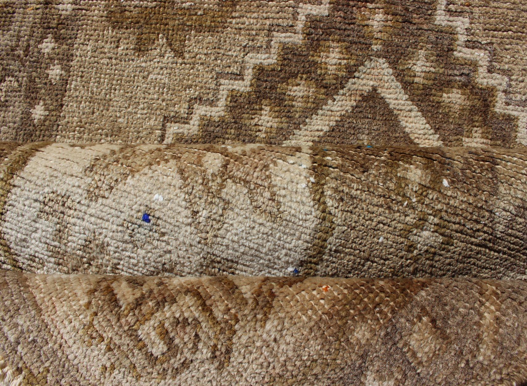 Türkischer Vintage Oushak Läufer in weichem Beige, warmem Sand und gedämpftem Gold 2'5 x 7'9 im Angebot 1