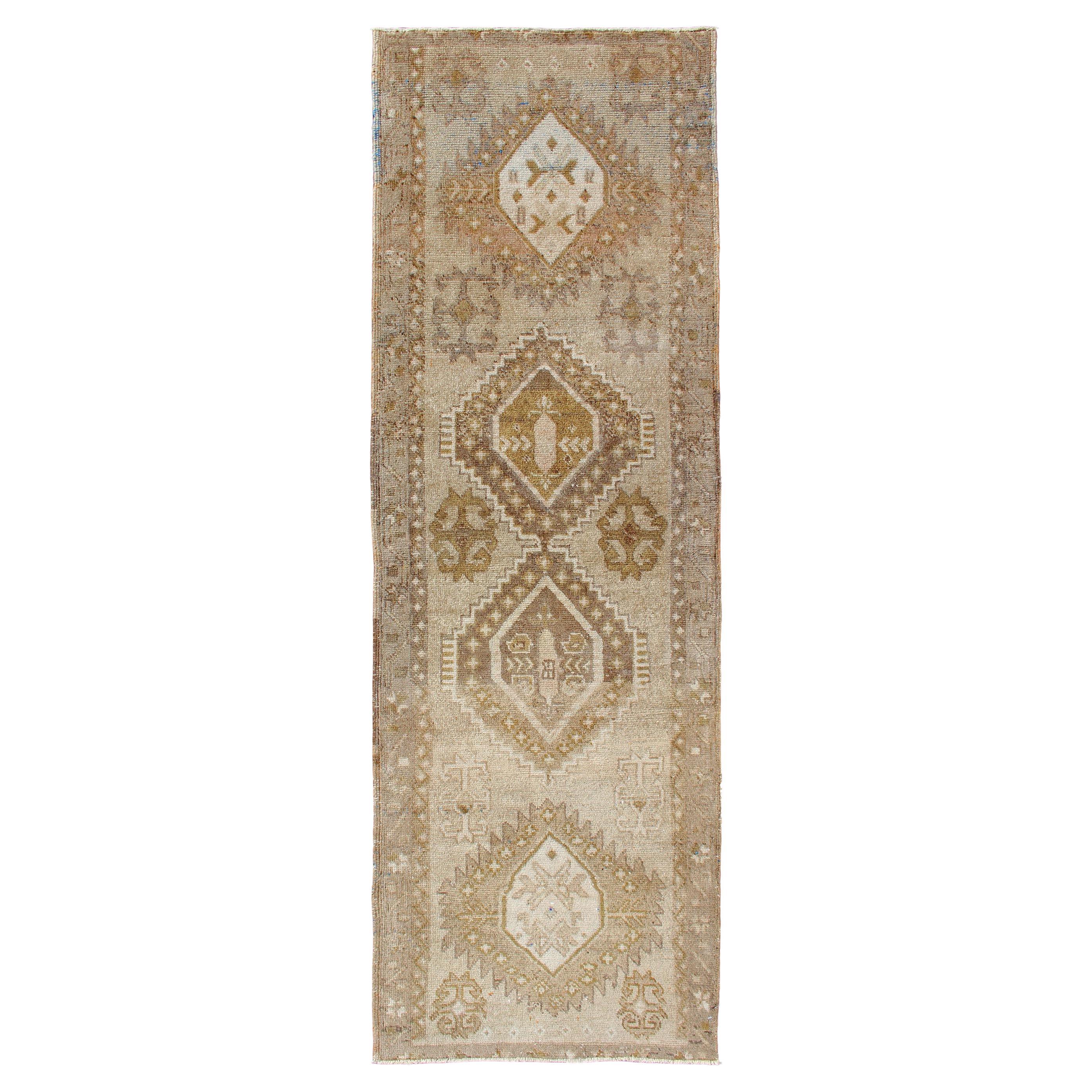 Türkischer Vintage Oushak Läufer in weichem Beige, warmem Sand und gedämpftem Gold 2'5 x 7'9 im Angebot