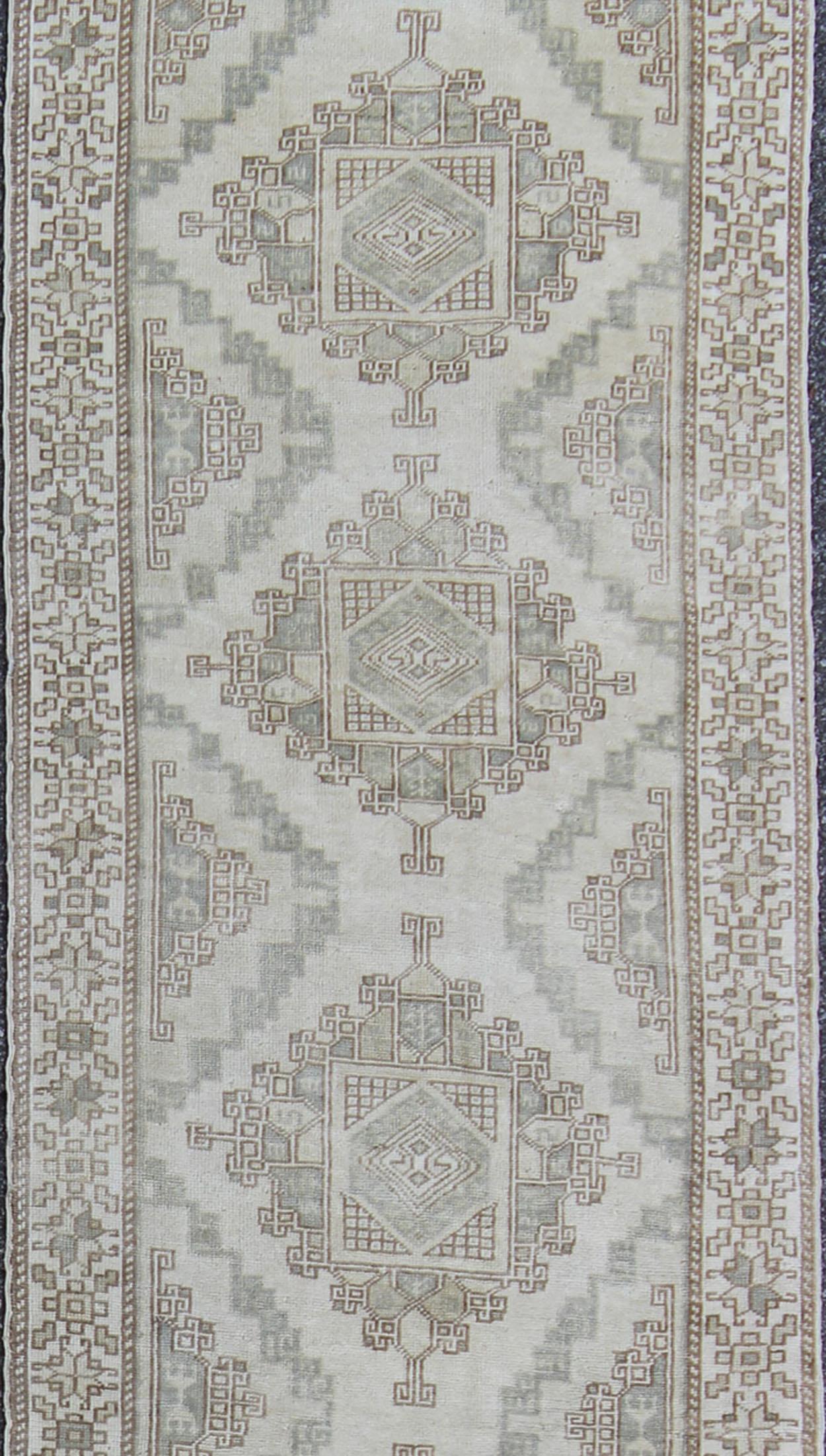 Misure: 3'0 x 12'3 
Tappeto Oushak turco vintage in Avorio, Azzurro e Taupe 3'0 x 12'3. Keivan Woven Arts / Tappeto /EN-142470, paese d'origine/tipo: Turchia / Oushak, circa 1940.

Questo runner vintage in Oushak turco presenta una raffinata